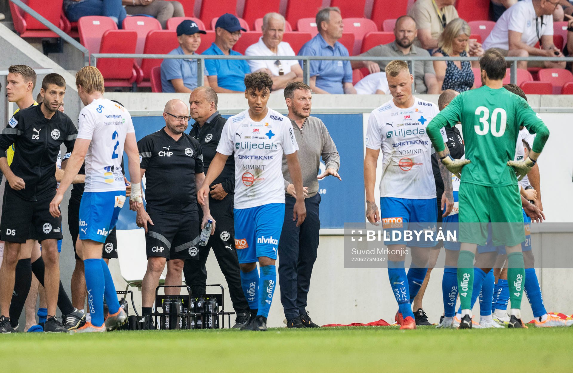 Värnamos tränare Kim Hellberg och Värnamos spelare deppar