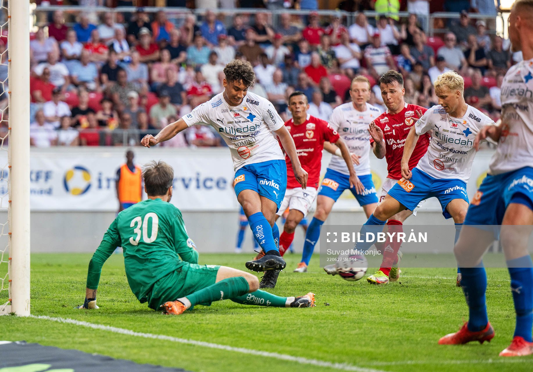 Värnamos målvakt Pilip Vaitsiakhovich och Robin Tihi