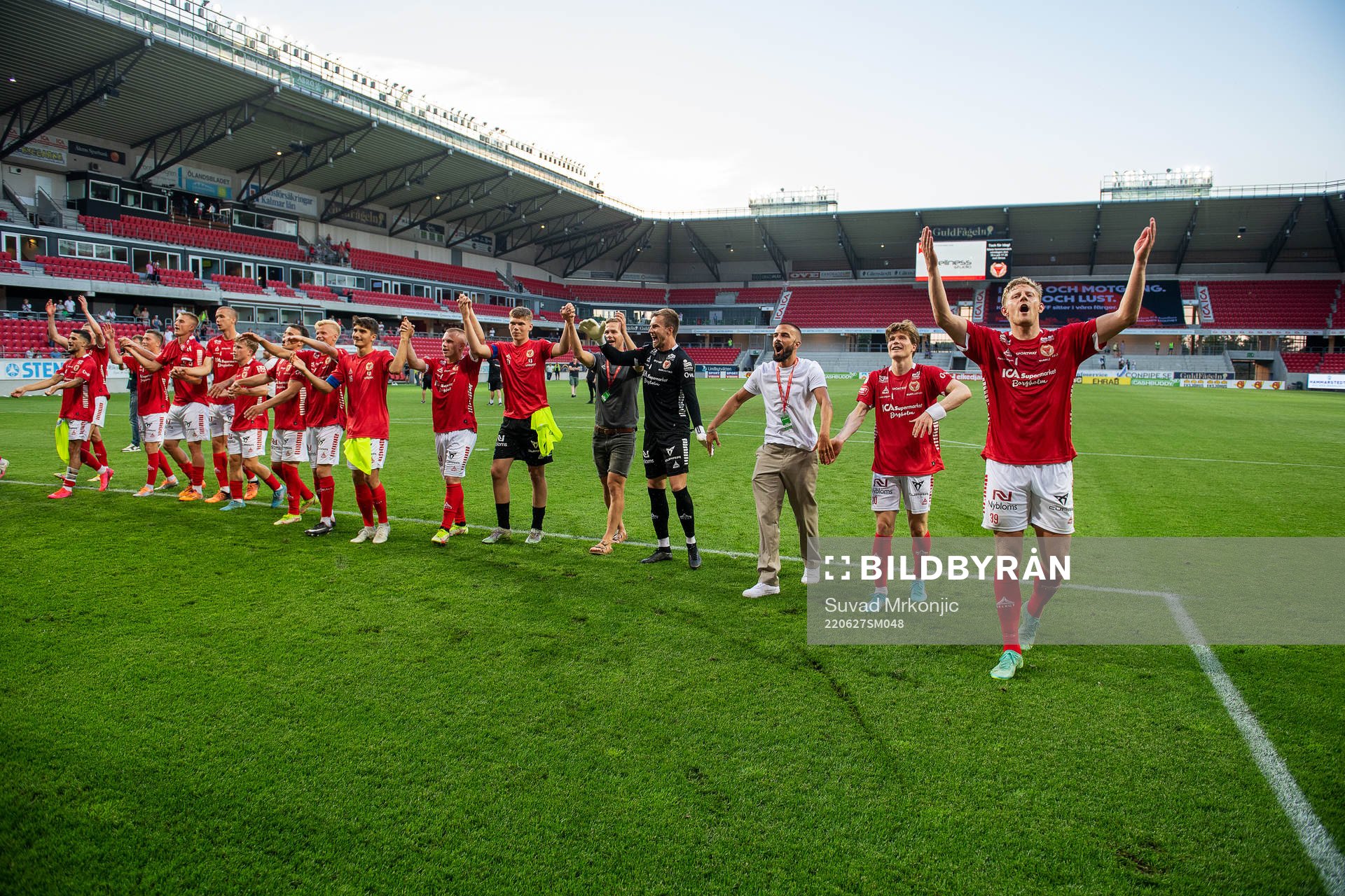 Målskytten Lars Sætra jublar med lagkamrater efter efter fotbollsmatchen i Allsvenskan mellan Kalmar och Värnamo den 27 juni 2022 i Kalmar. 