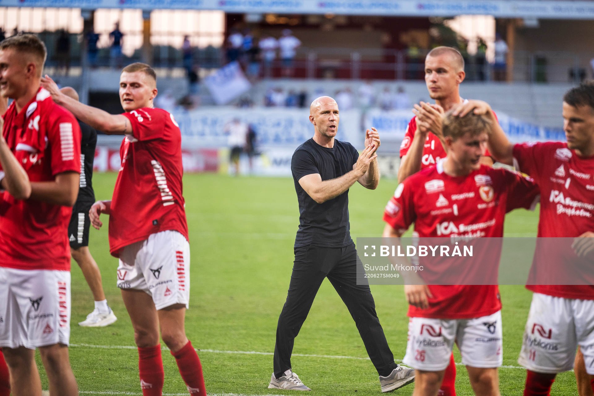 Kalmars tränare Henrik Rydström jublar med spelarna