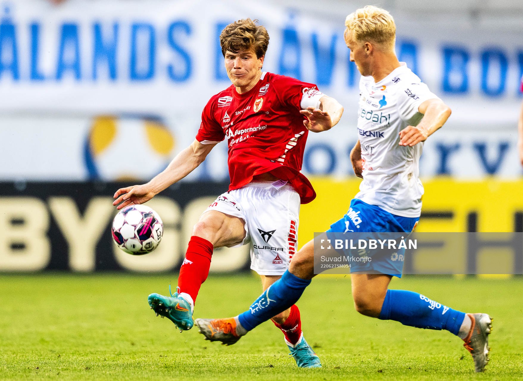 Kalmars Oliver Berg och Värnamos Victor Larsson under fotbollsmatchen i Allsvenskan mellan Kalmar och Värnamo den 27 juni 2022 i Kalmar. 