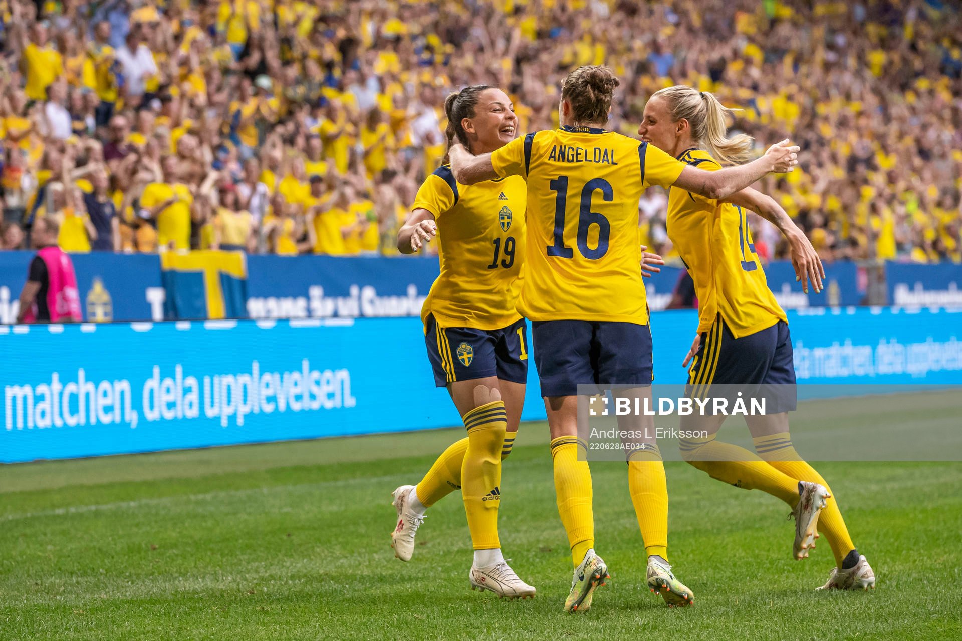 Johanna Rytting Kaneryd of Sweden celebrate with teammates