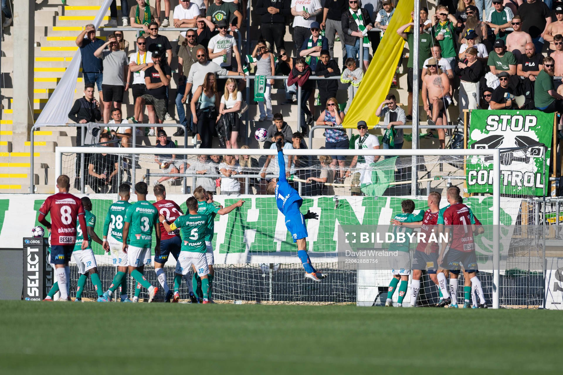 Jöänköpings målvakt Felix Jakobson räddar bollen under fotbollsmatchen i Superettan mellan Jönköpings Södra och Örgryte den 28 juni 2022 i Jönköping.