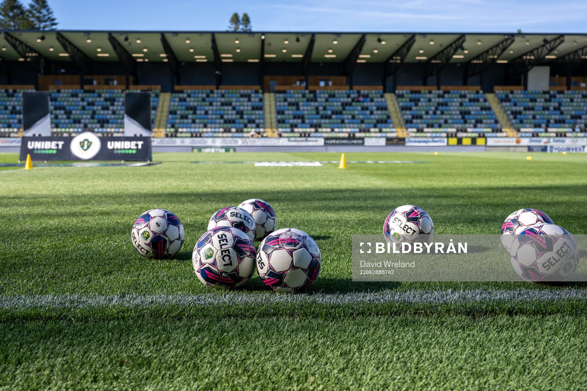 Fotbollar innan fotbollsmatchen i Superettan mellan Jönköpings Södra och Örgryte den 28 juni 2022 i Jönköping. 