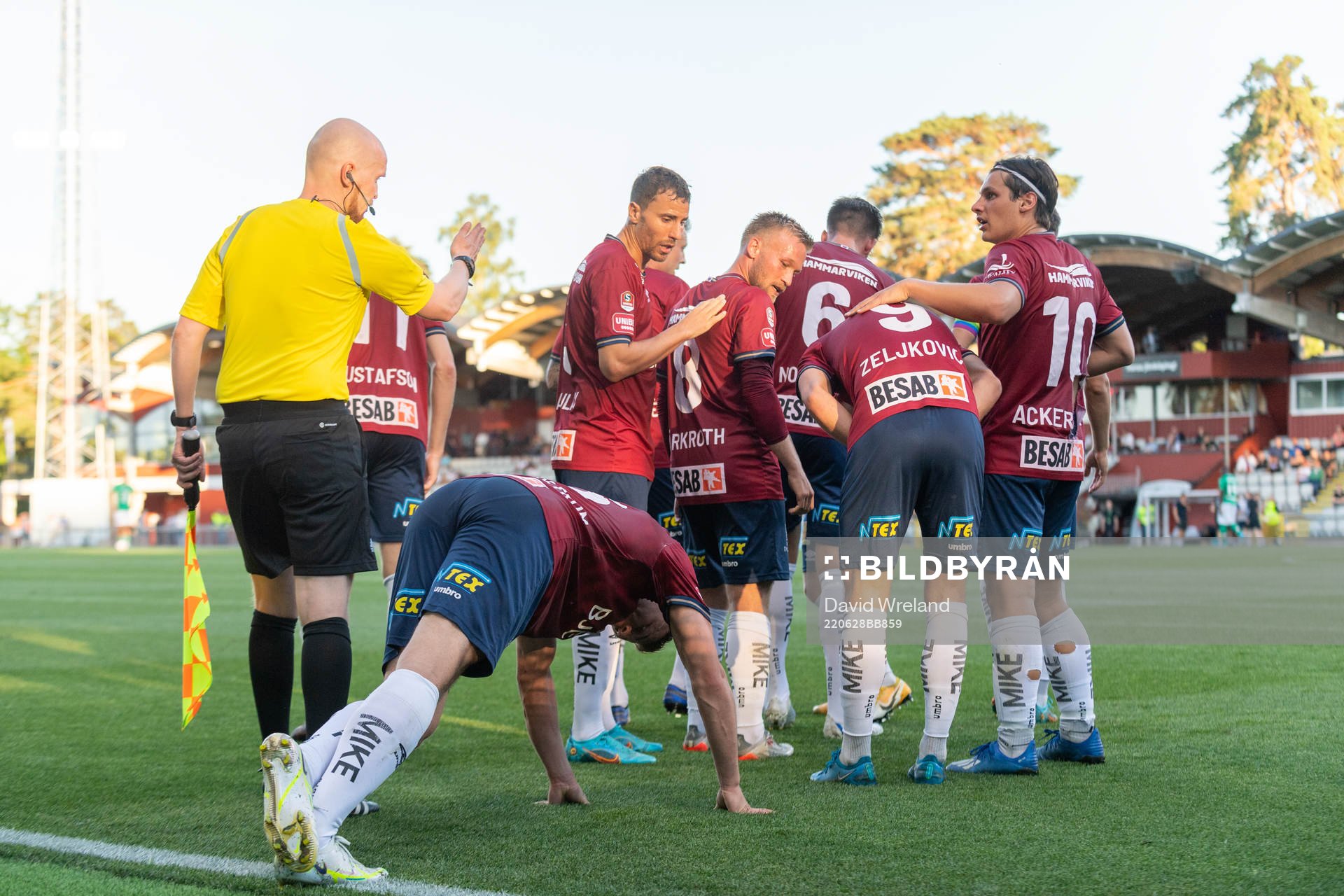 Örgrytes Ajdin Zeljkovic jublar med lagkamrater efter 2-1 under fotbollsmatchen i Superettan mellan Jönköpings Södra och Örgryte den 28 juni 2022 i Jönköping.