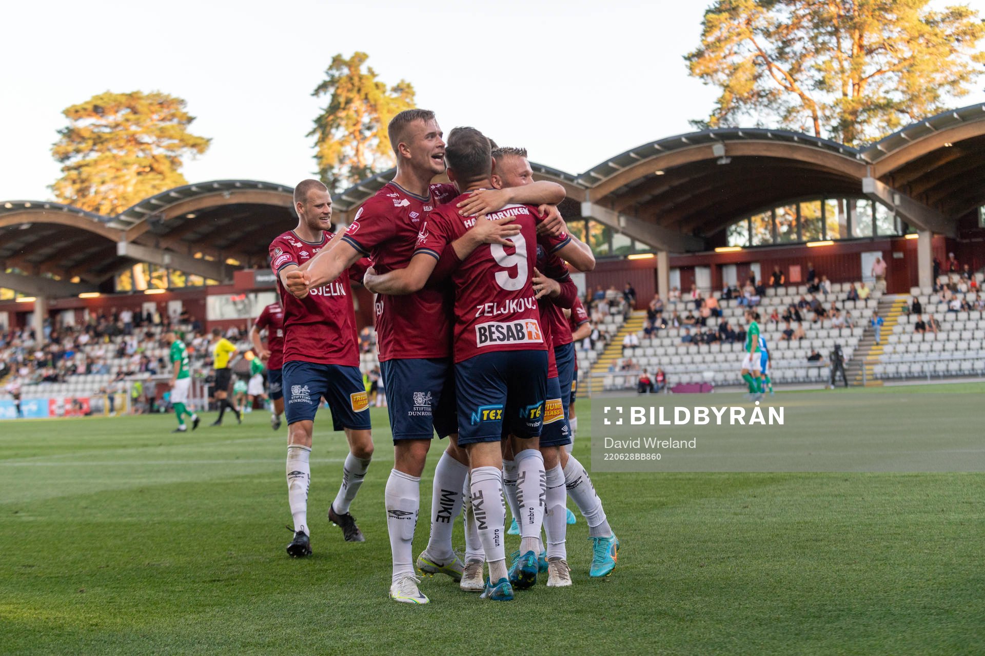 Örgrytes Ajdin Zeljkovic jublar med lagkamrater efter 2-1 under fotbollsmatchen i Superettan mellan Jönköpings Södra och Örgryte den 28 juni 2022 i Jönköping.