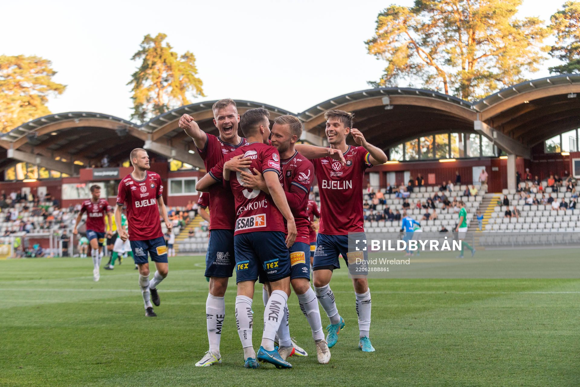 Örgrytes Ajdin Zeljkovic jublar med lagkamrater efter 2-1 under fotbollsmatchen i Superettan mellan Jönköpings Södra och Örgryte den 28 juni 2022 i Jönköping. 