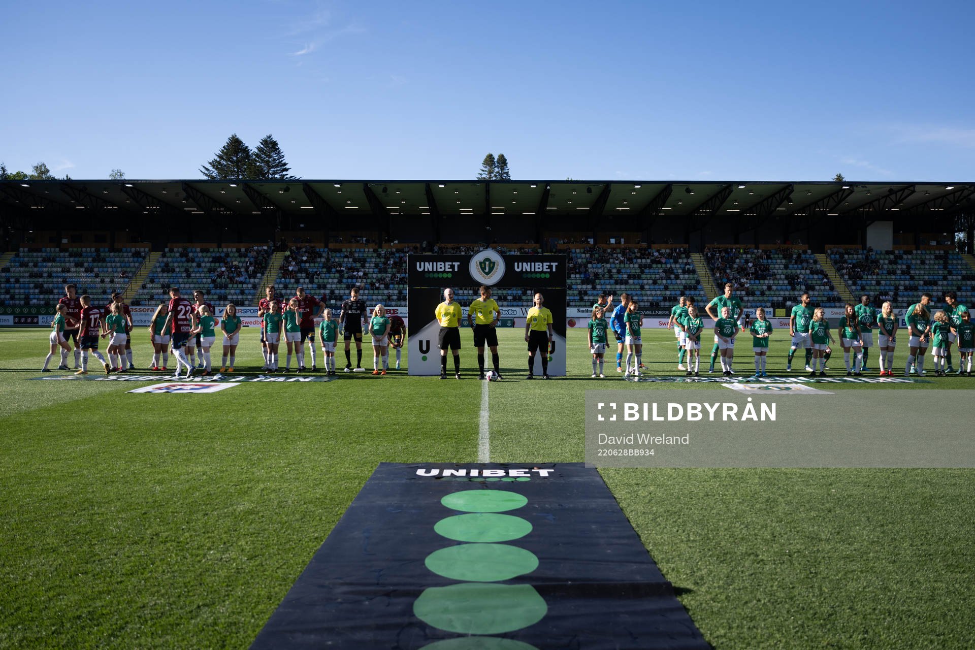 Örgryte och Jönköpings spelare innan avspark under fotbollsmatchen i Superettan mellan Jönköpings Södra och Örgryte den 28 juni 2022 i Jönköping.