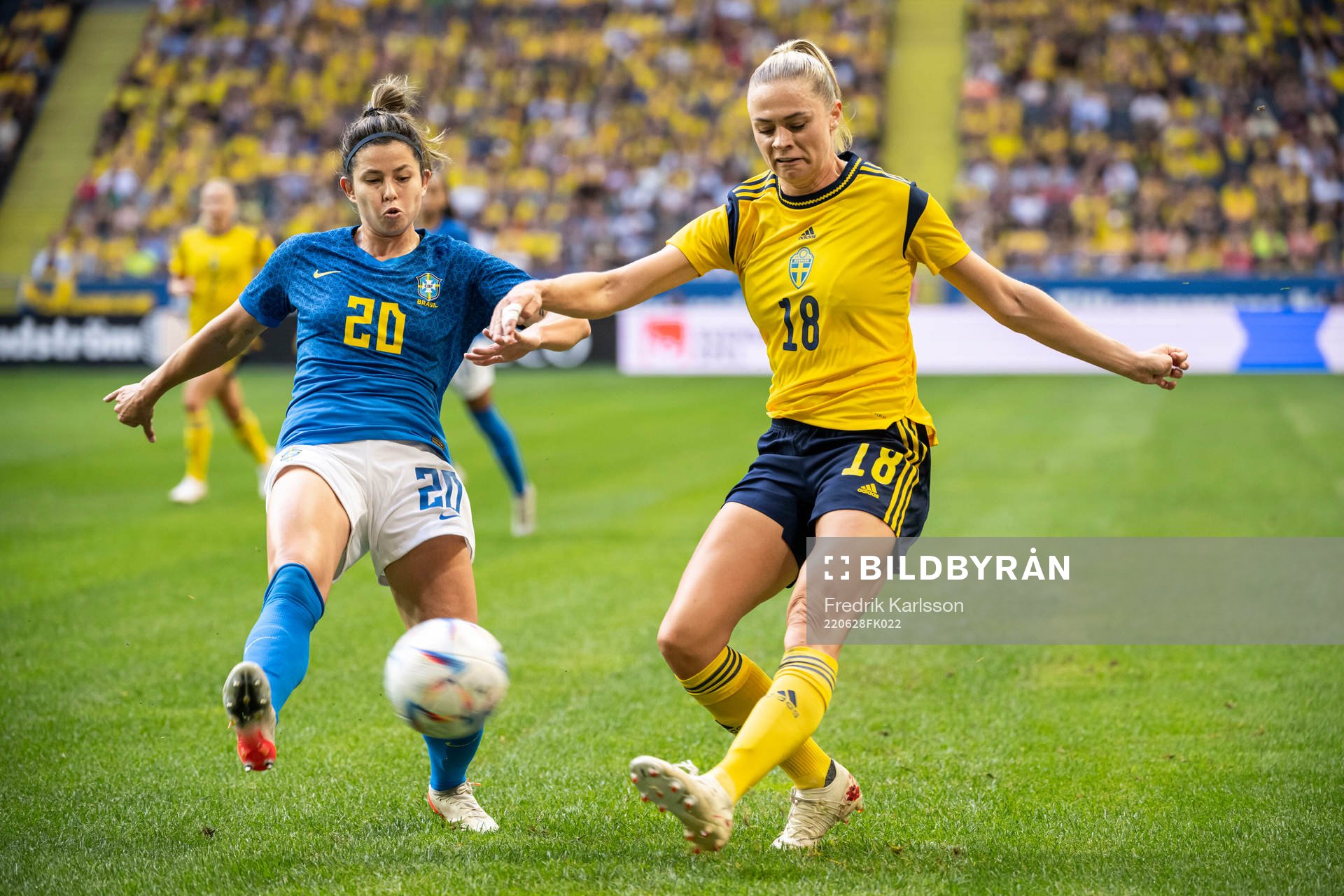 Fernanda of Brazil and Fridolina Rolfö of Sweden
