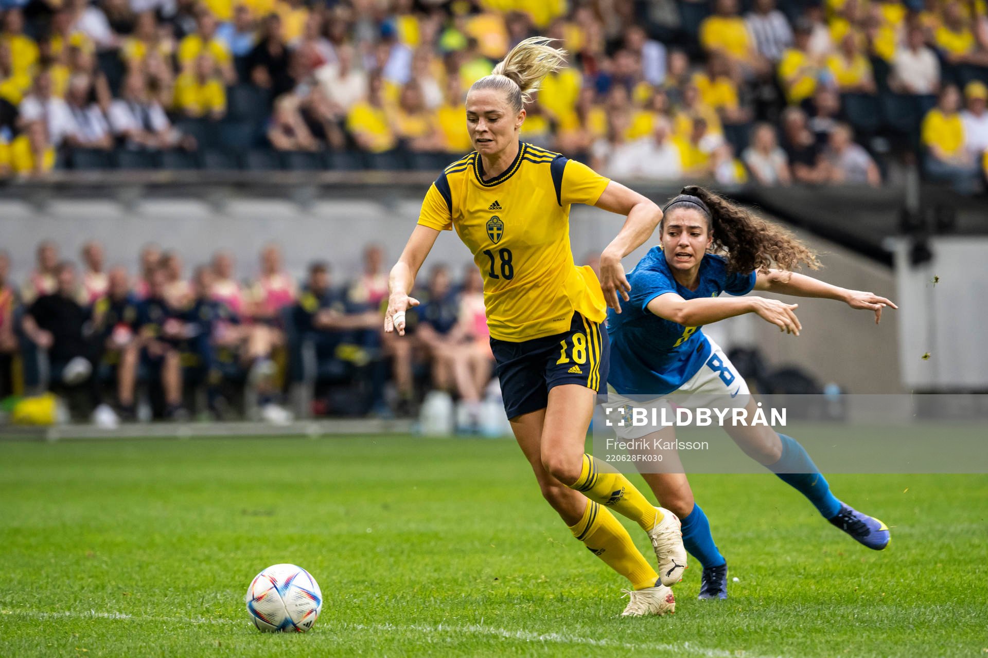 Fridolina Rolfö of Sweden and Angelina of Brazil