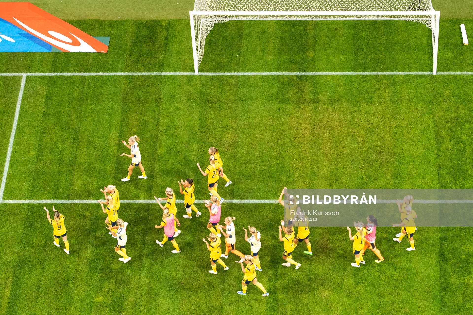 Players of Sweden celebrates