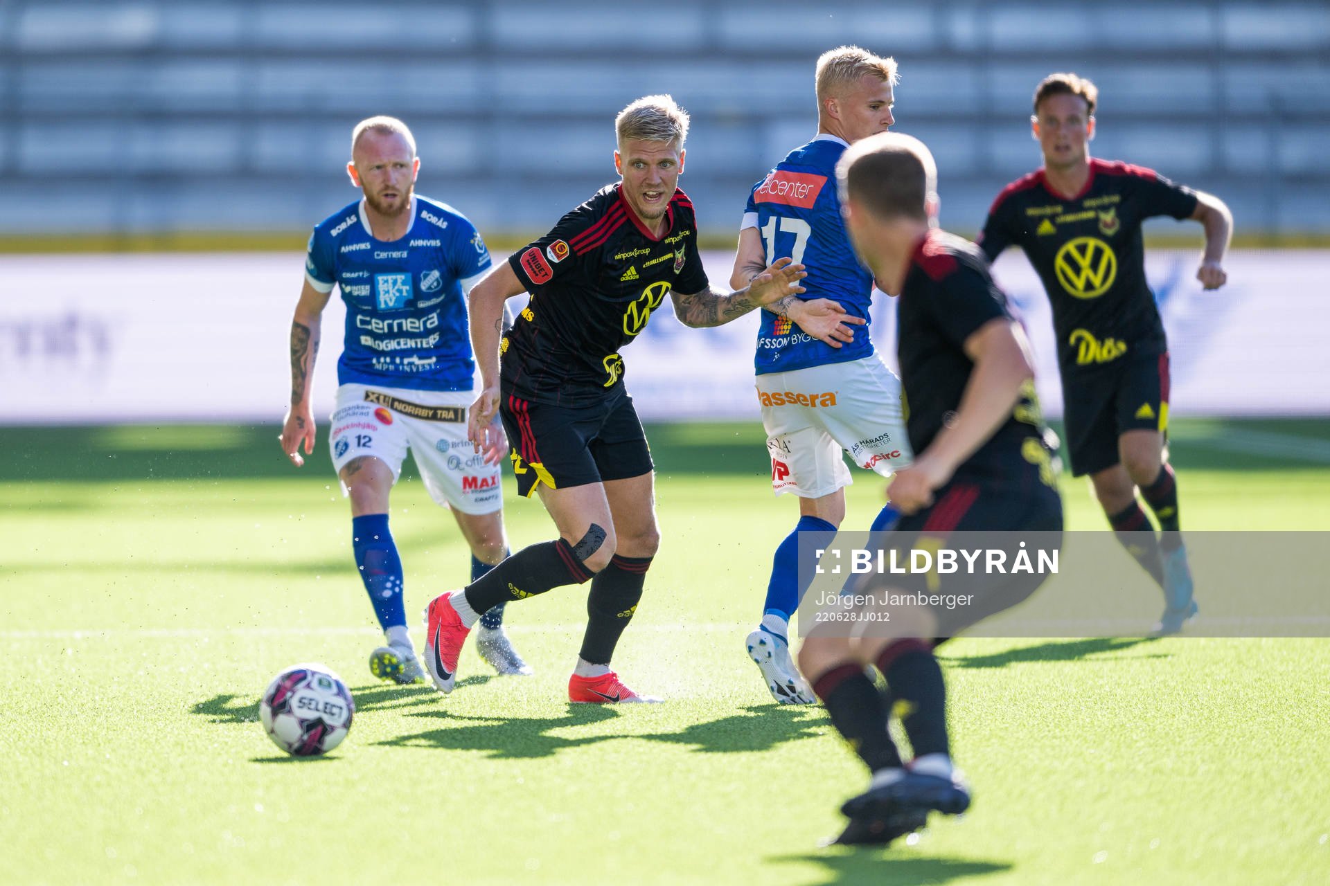Östersunds André Österholm och Norrbys Max Olsson under fotbollsmatchen i Superettan mellan Norrby och Östersund den 28 juni 2022 i Borås.