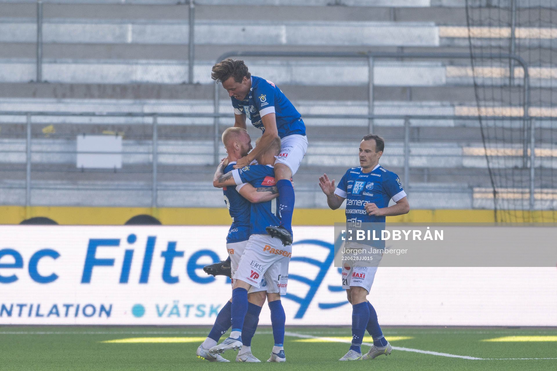 Norrbys Max Olsson jublar med lagkamrater