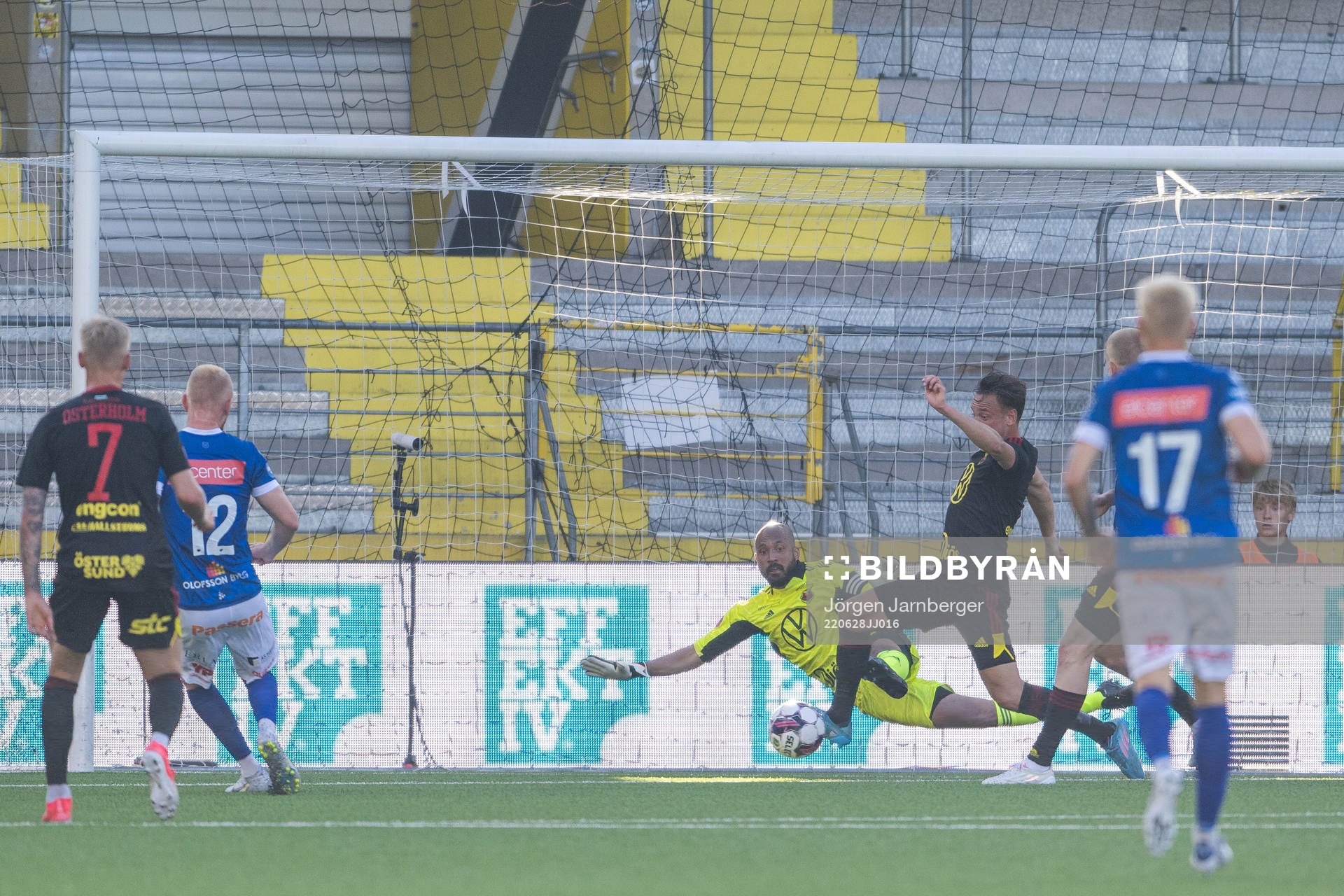Norrbys Max Olsson gör 1-0 bakom Östersunds målvakt Aly