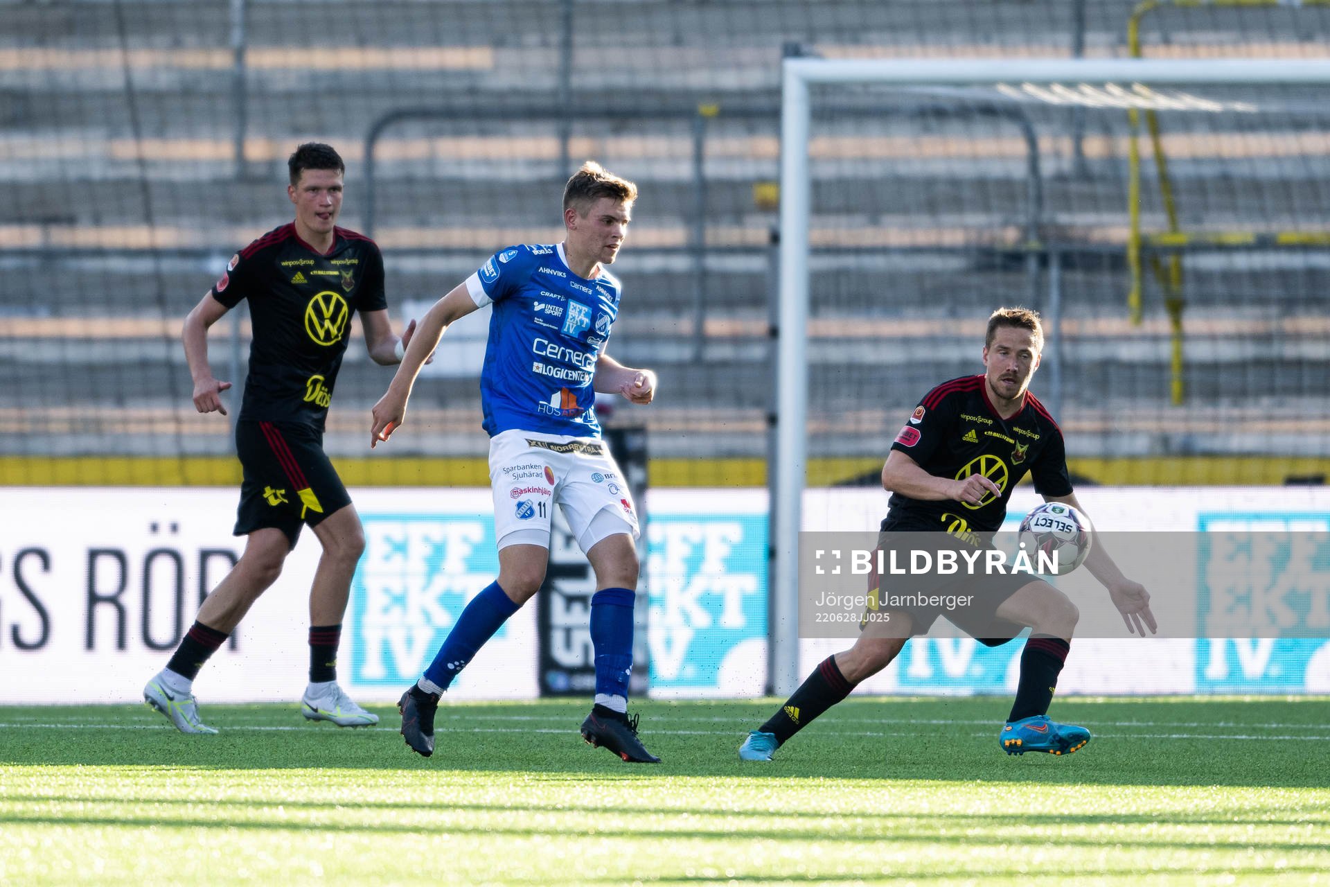 Norrbys Max Andersson och Östersunds Erlend Sivertsen under fotbollsmatchen i Superettan mellan Norrby och Östersund den 28 juni 2022 i Borås.
