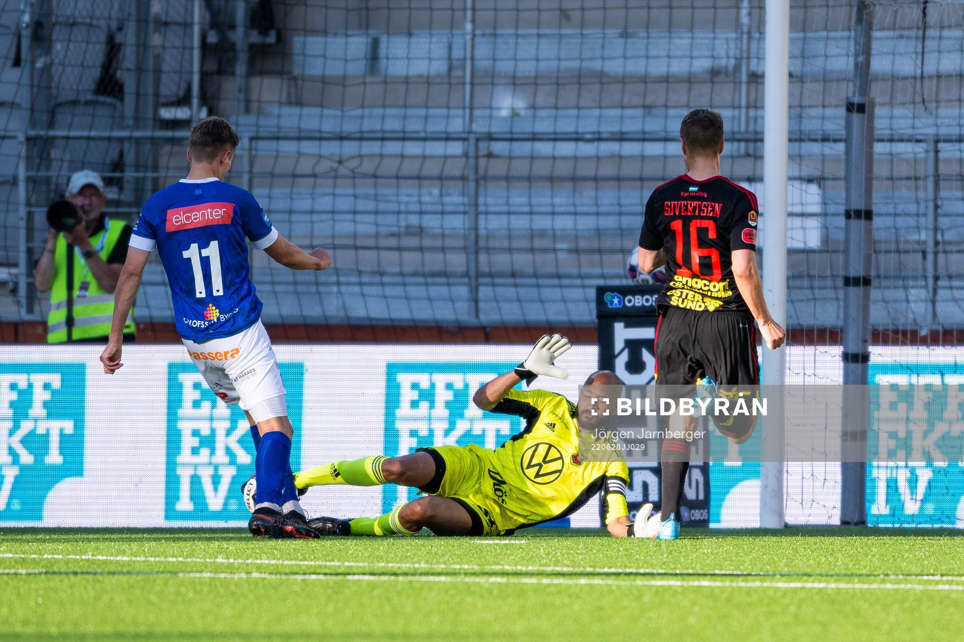 Östersunds målvakt Aly Keita räddar ett läge frpn