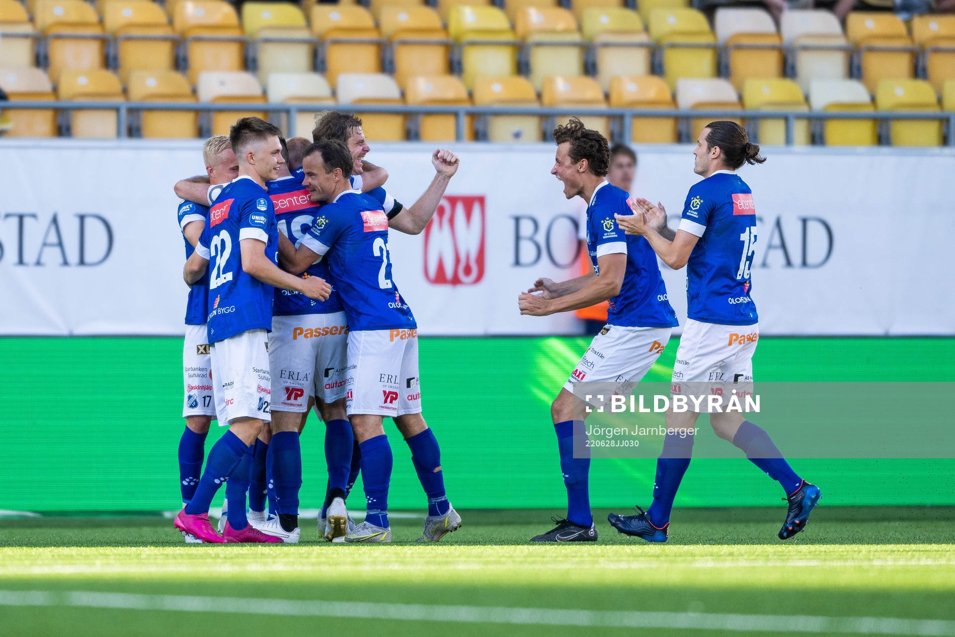 Norrbys Nicklas Savolainen jublar med lagkamrater efter att han gjort 2-0 under fotbollsmatchen i Superettan mellan Norrby och Östersund den 28 juni 2022 i Borås.
