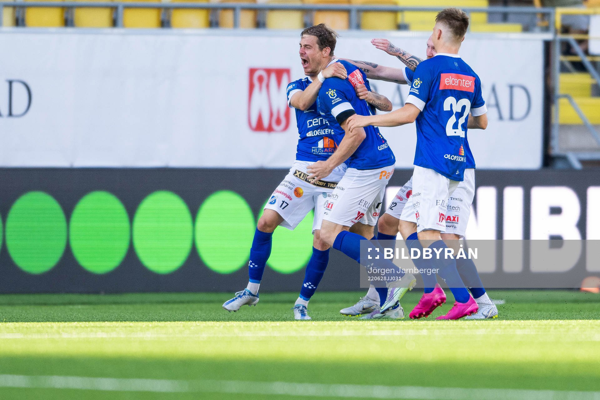 Norrbys Nicklas Savolainen jublar med lagkamrater