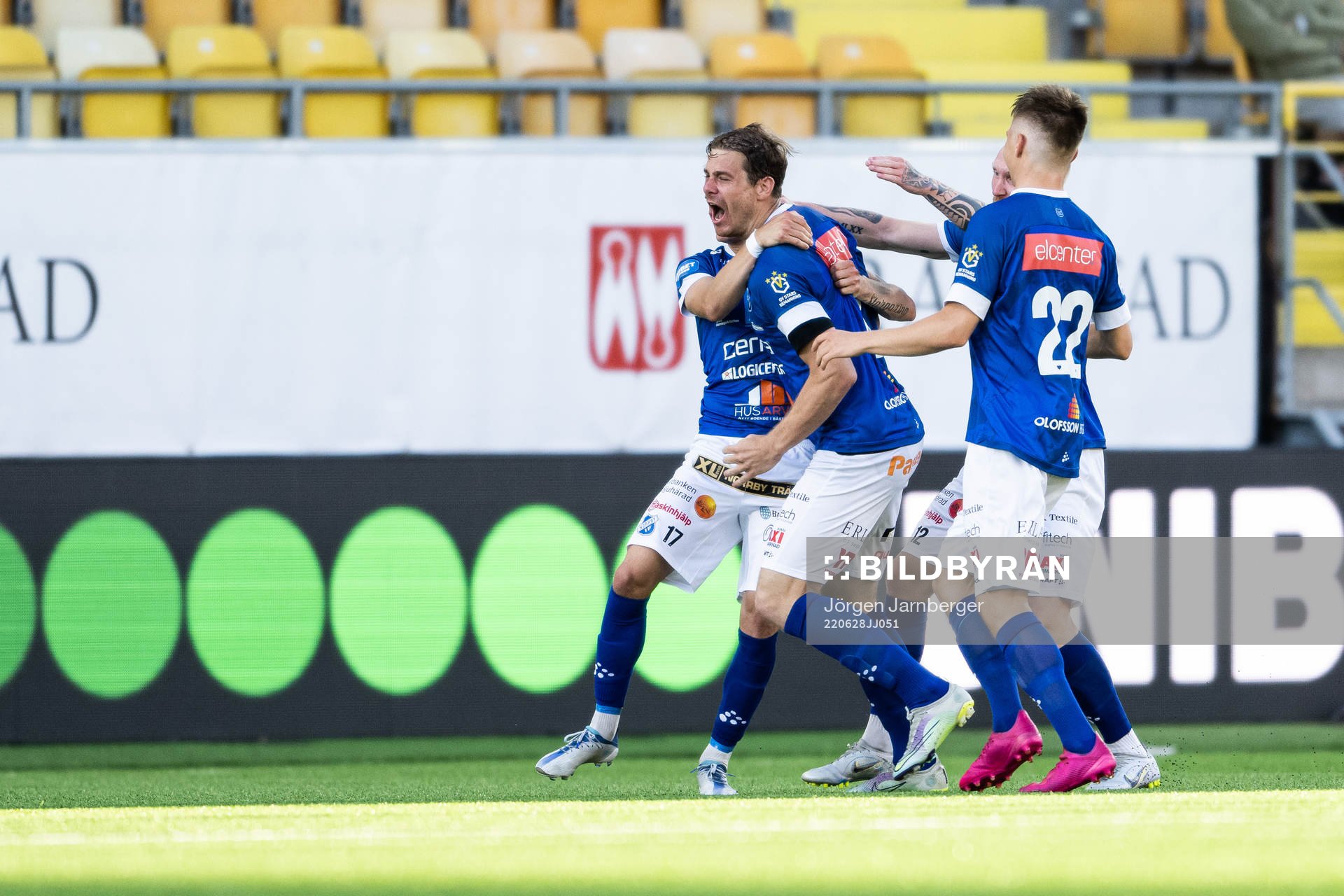 Norrbys Nicklas Savolainen jublar med Viktor Bergh, Max