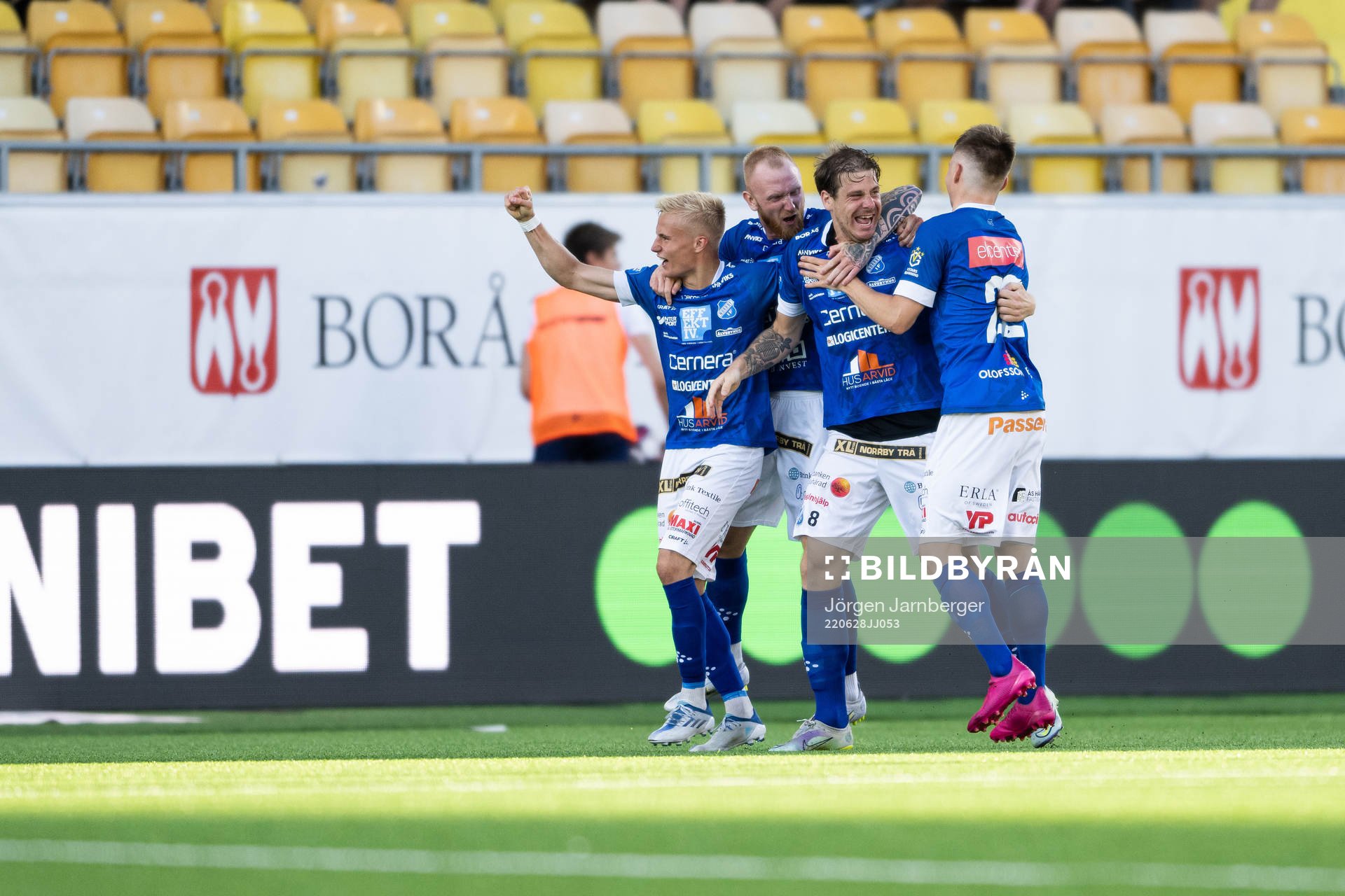 Norrbys Nicklas Savolainen jublar med Viktor Bergh, Max
