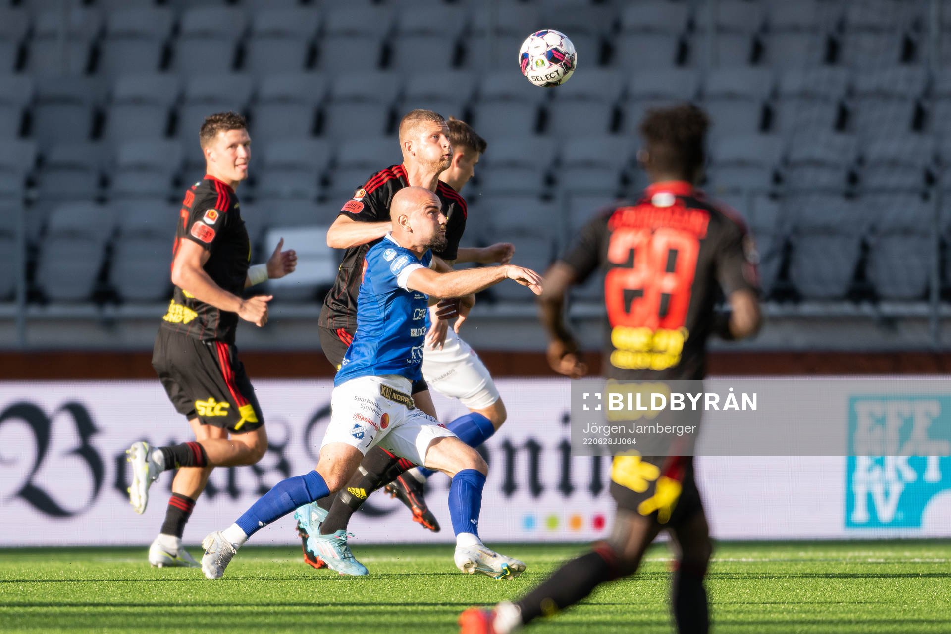 Östersunds Kevin Jablinski och Norrbys Perparim Beqaj under fotbollsmatchen i Superettan mellan Norrby och Östersund den 28 juni 2022 i Borås.