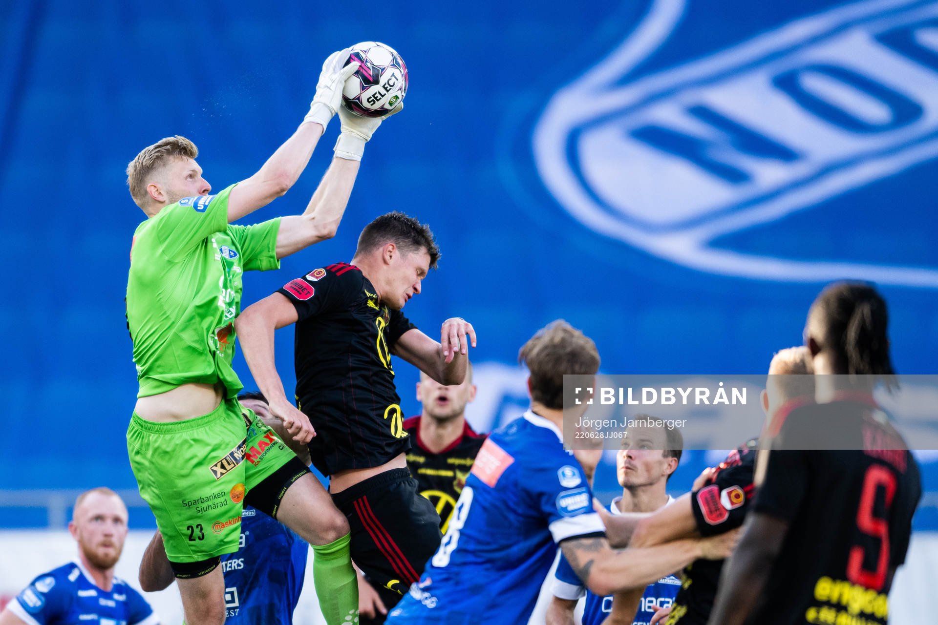 Norrbys målvakt Anton Cajtoft och Östersunds Erlend Sivertsen under fotbollsmatchen i Superettan mellan Norrby och Östersund den 28 juni 2022 i Borås.