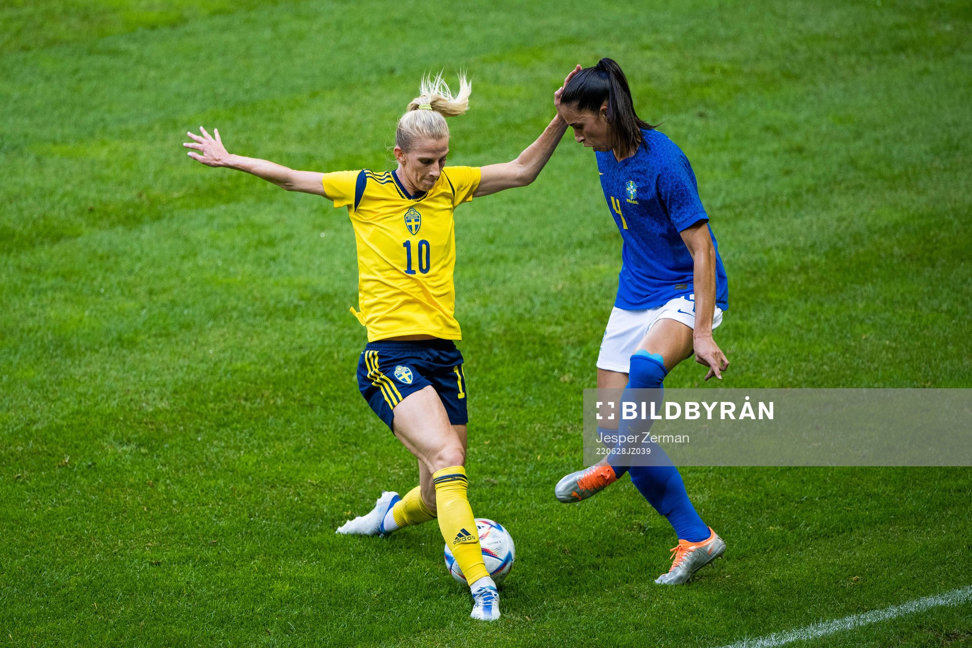 Sofia Jakobsson of Sweden and Rafaelle of Brazil