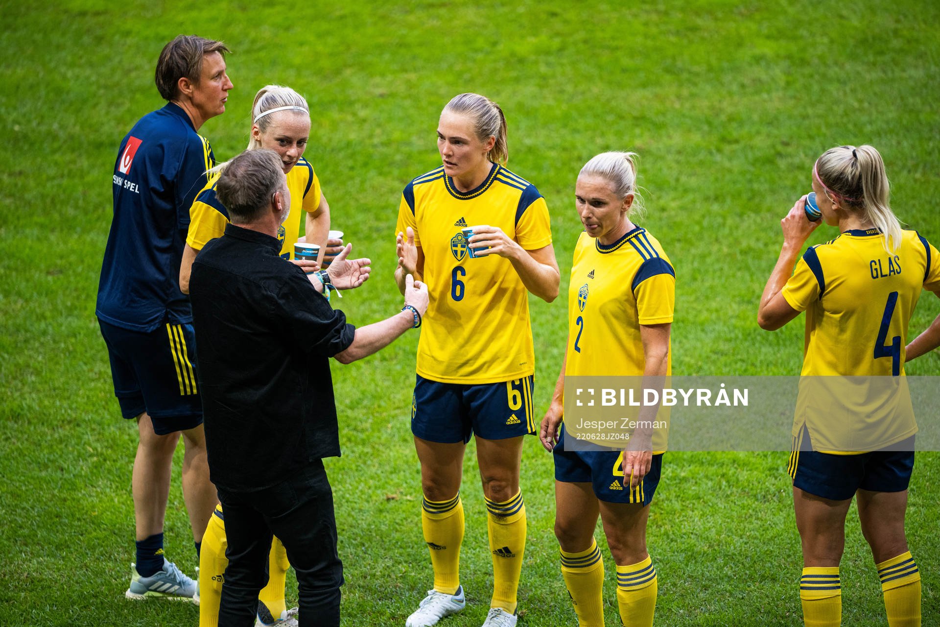 head coach Peter Gerhardsson talks to Nathalie Björn,