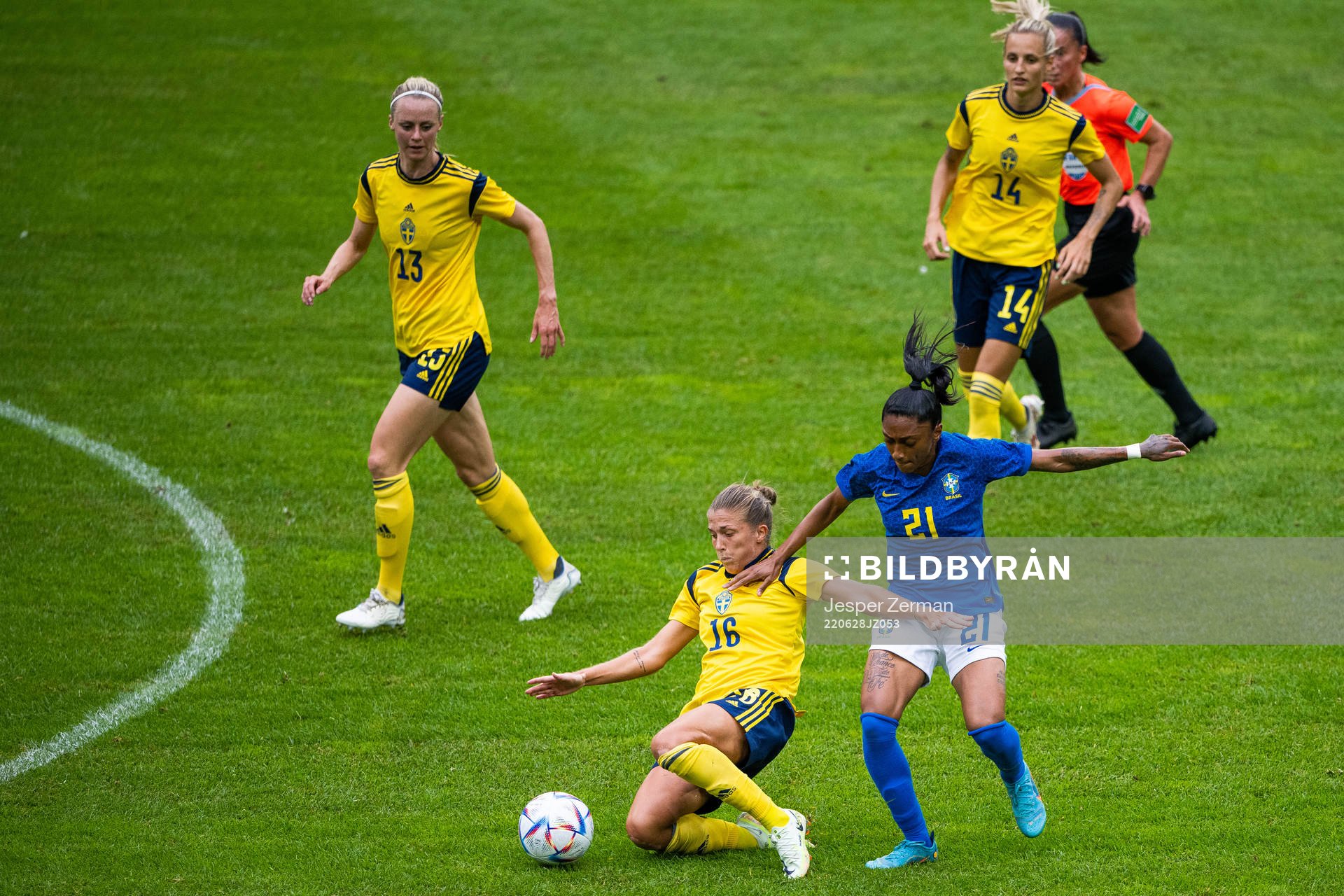 Filippa Angeldahl of Sweden and Kerolin of Brazil