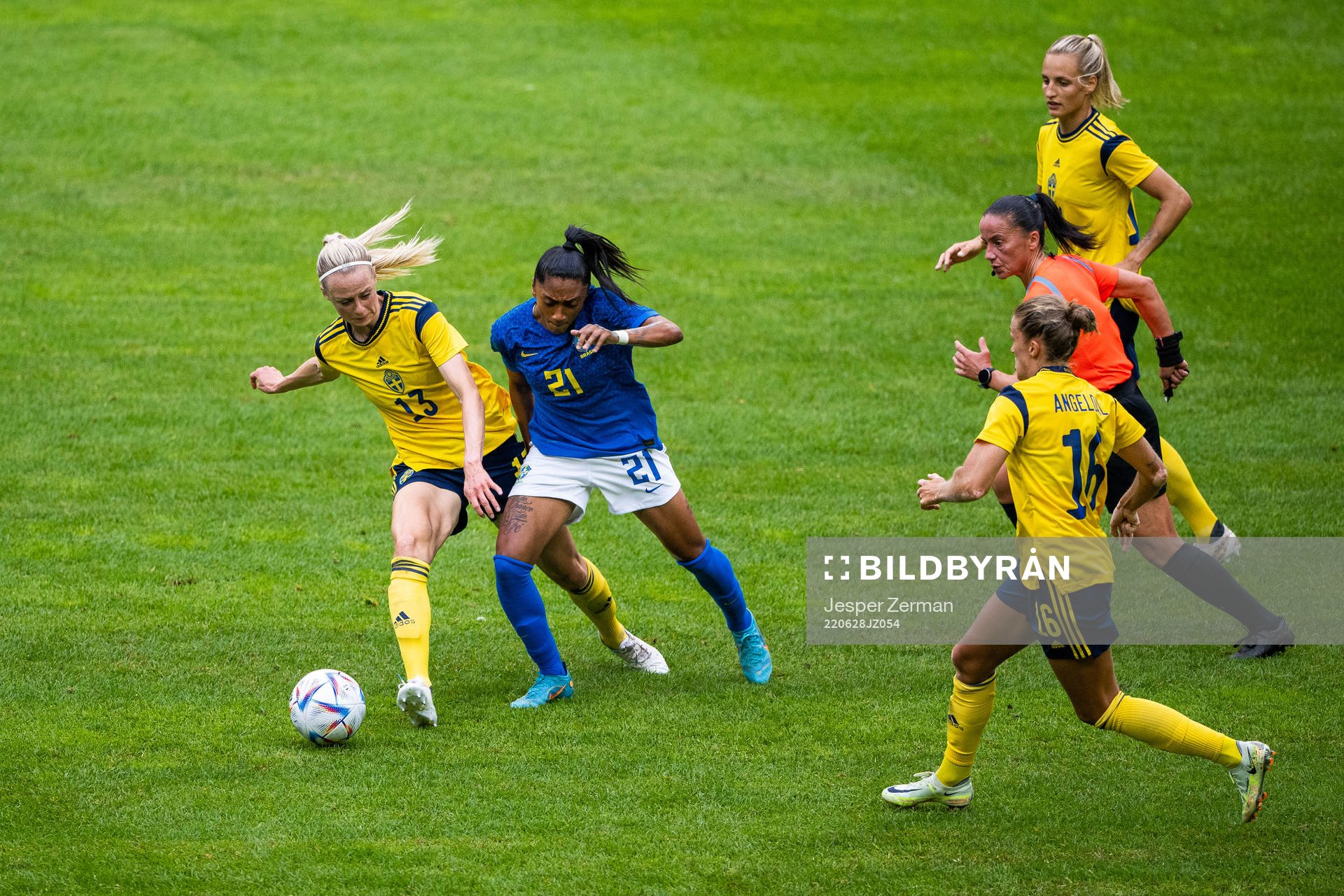 Amanda Ilestedt of Sweden och of Brazil Kerolin
