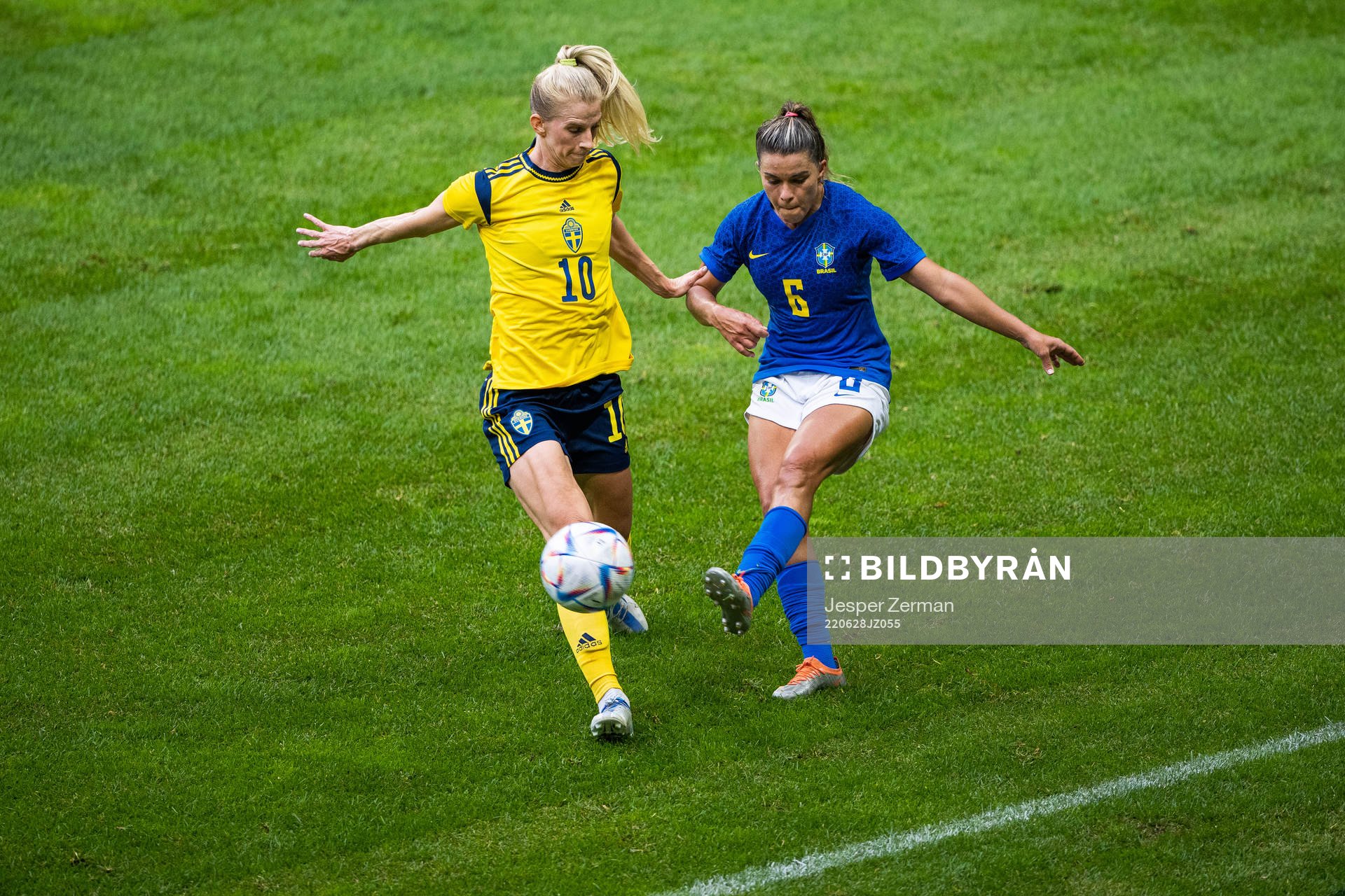 Sofia Jakobsson of Sweden and Tamires of Brazil