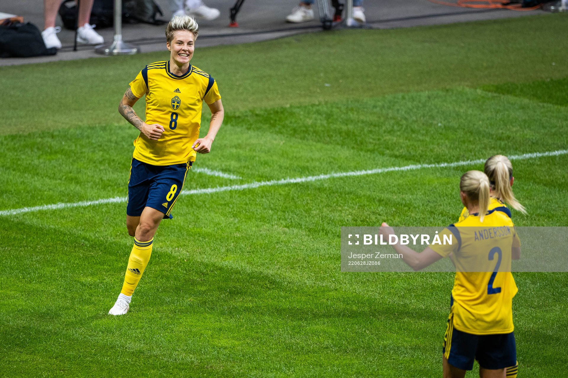 Lina Hurtig celebrates