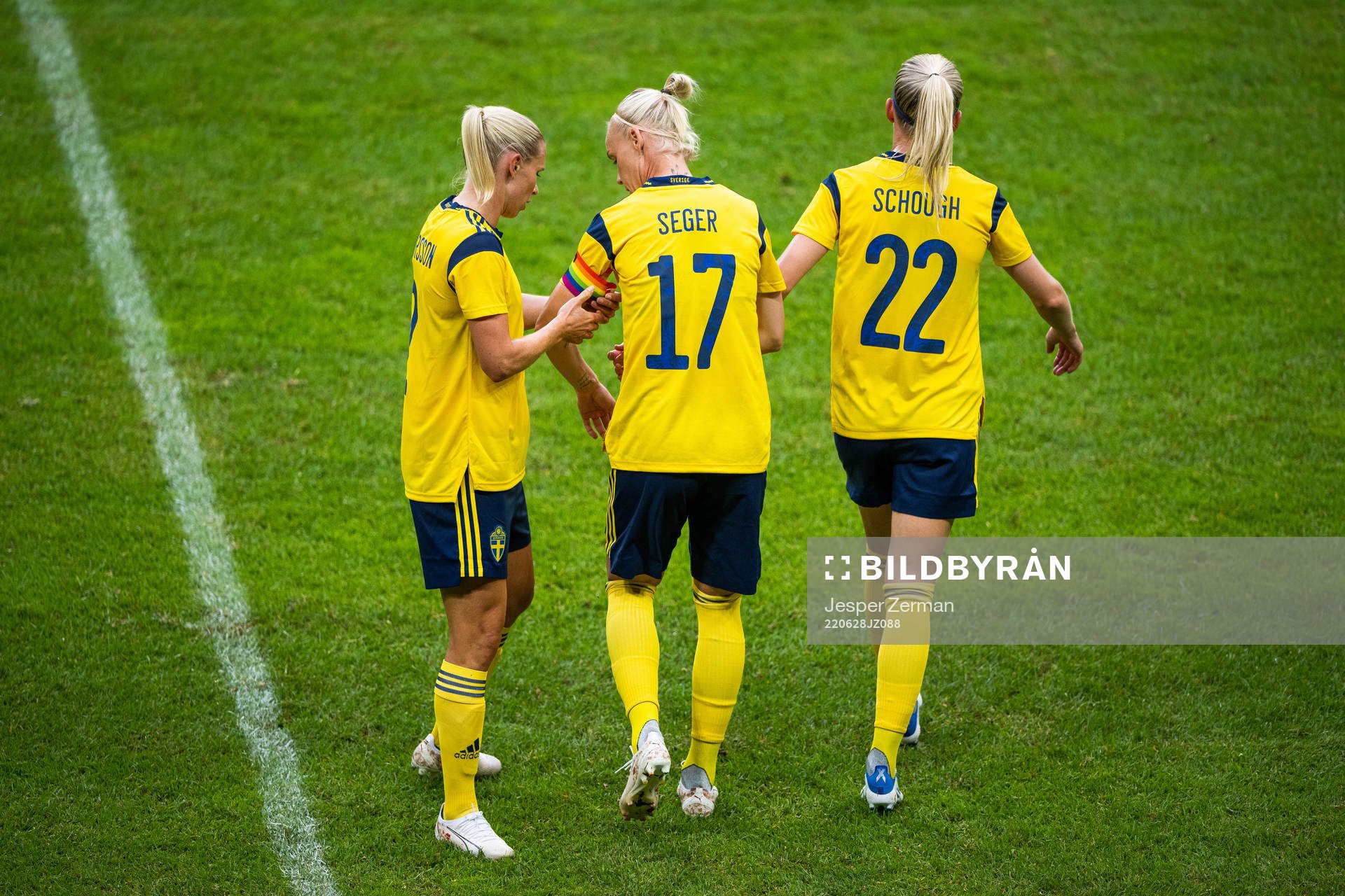 Jonna Andersson puts the captains armband