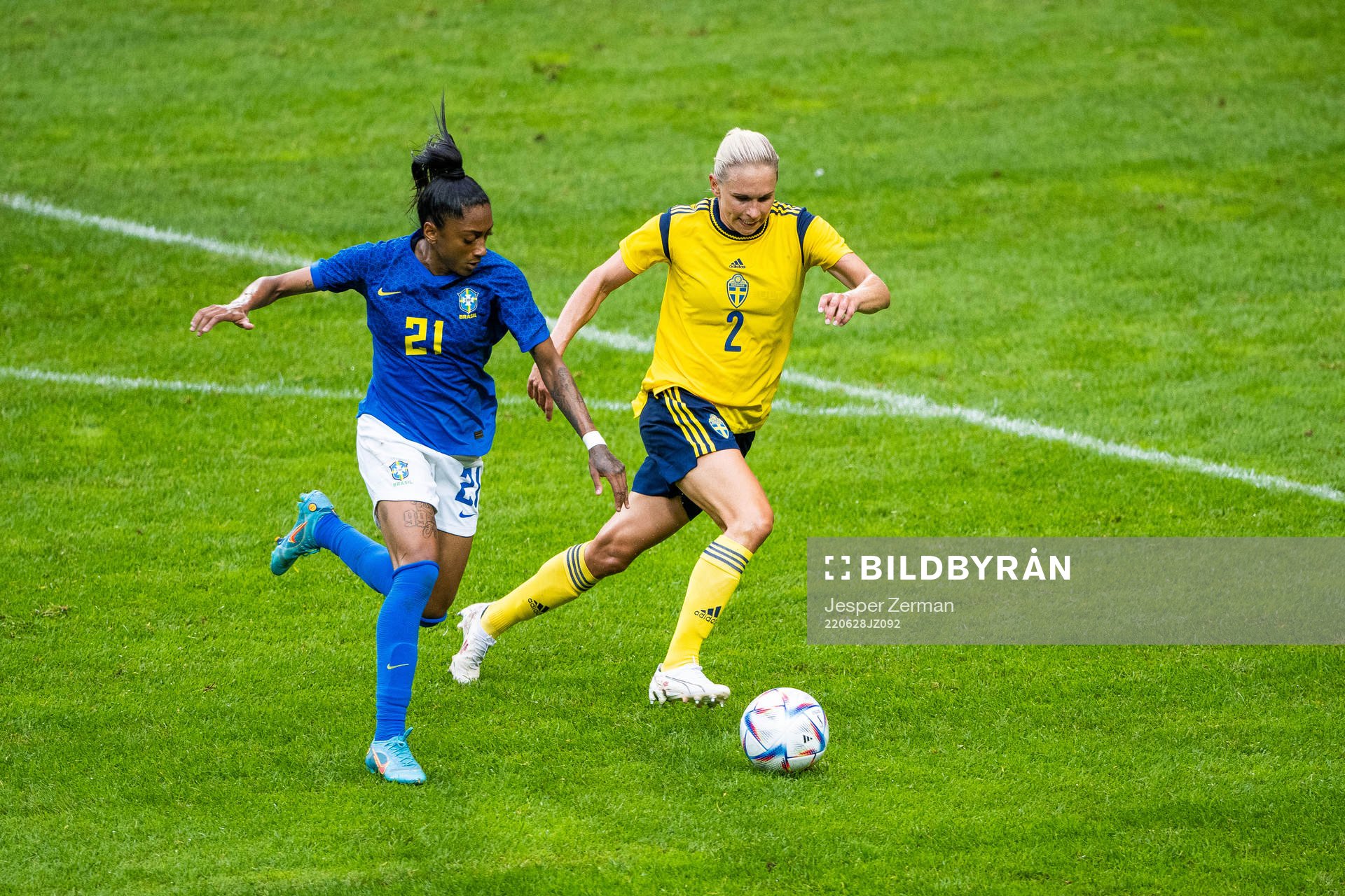 Kerolin of Brazil and Olivia Schough of Sweden