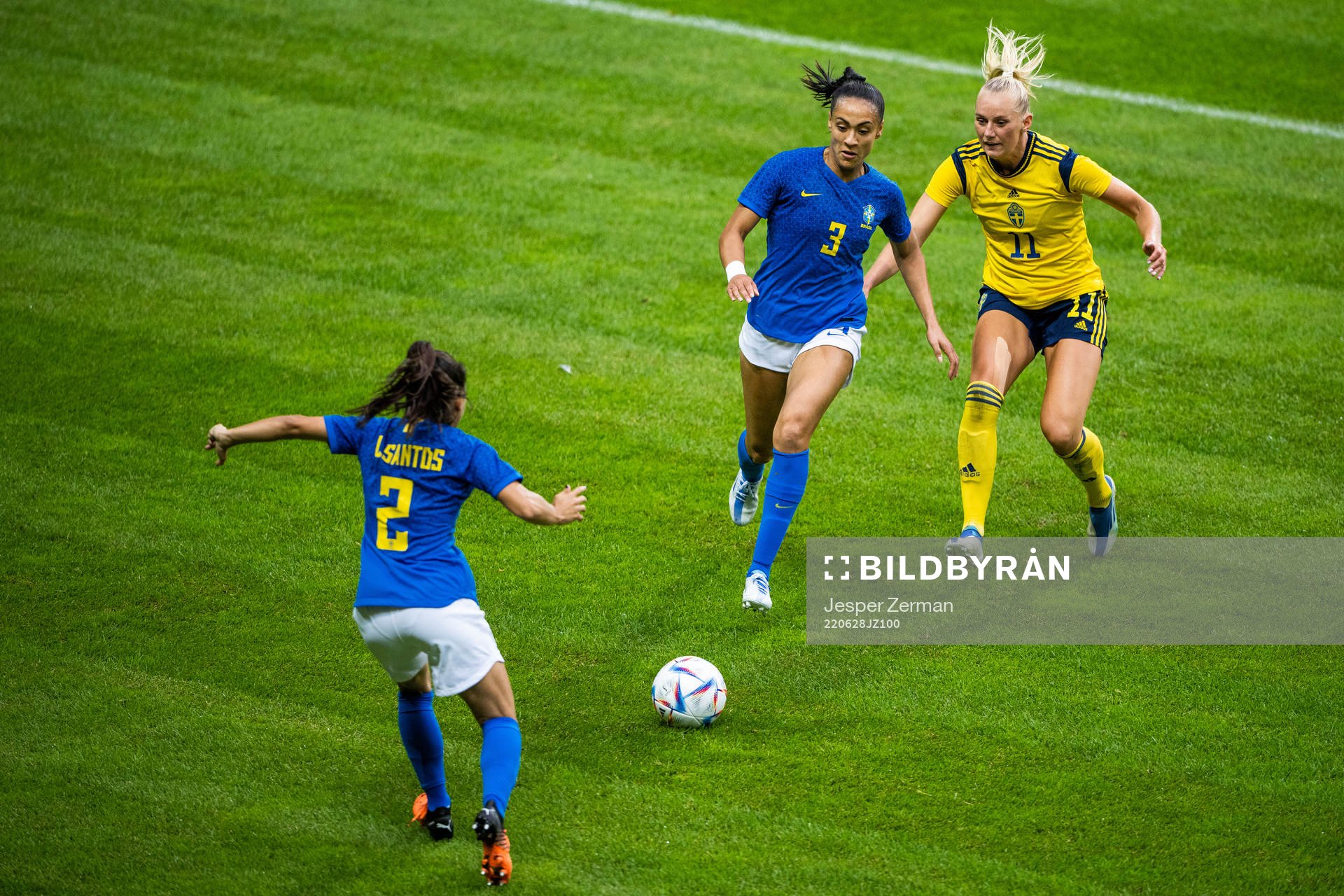 Kathellen of Brazil and Stina Blackstenius of Sweden