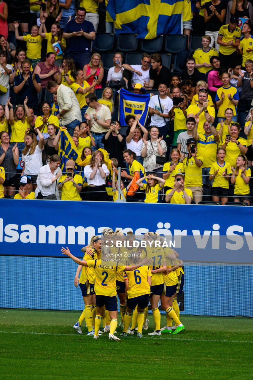 Johanna Rytting Kaneryd of Sweden celebrate with teammates