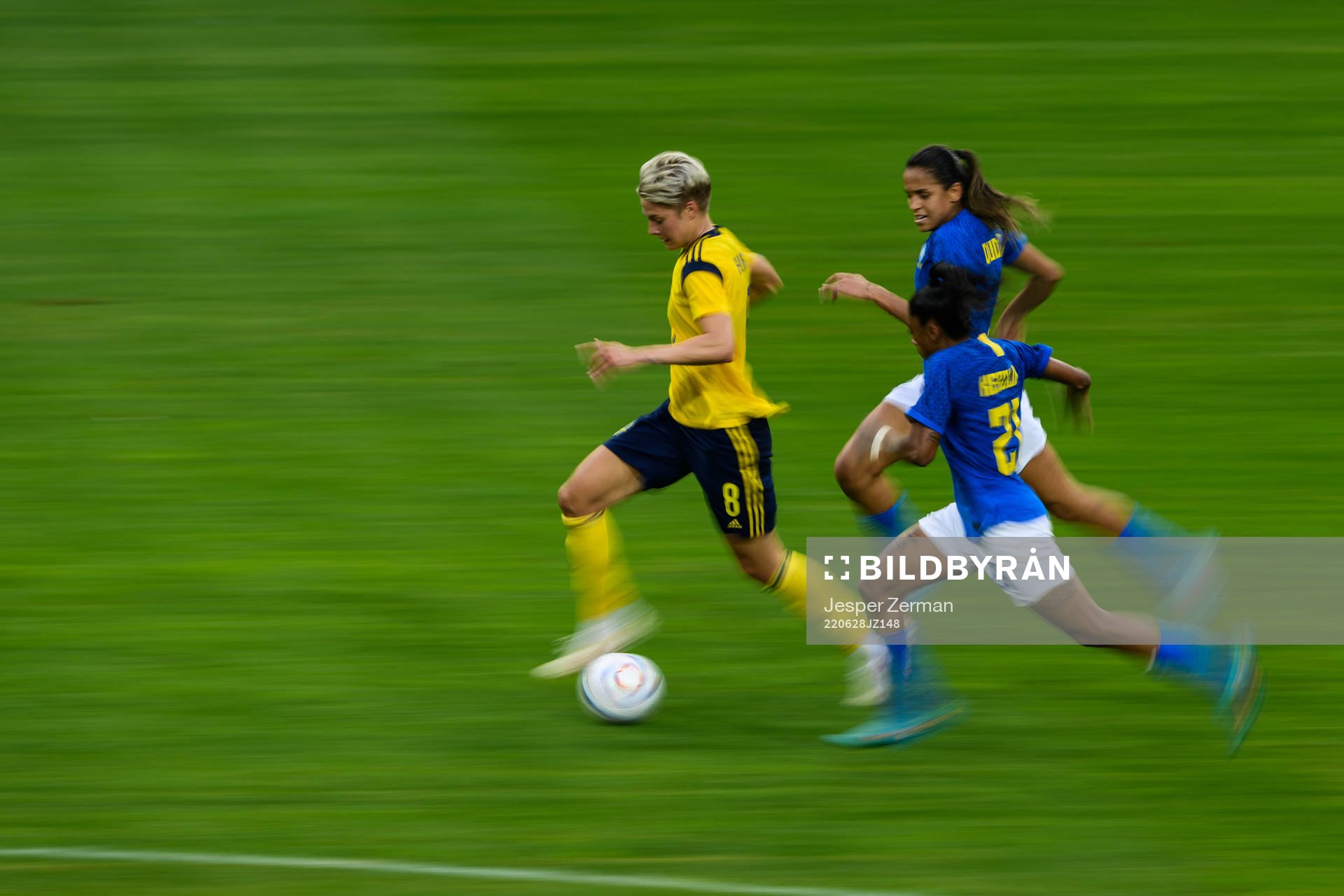 Lina Hurtig of Sweden and Kerolin of Brazil