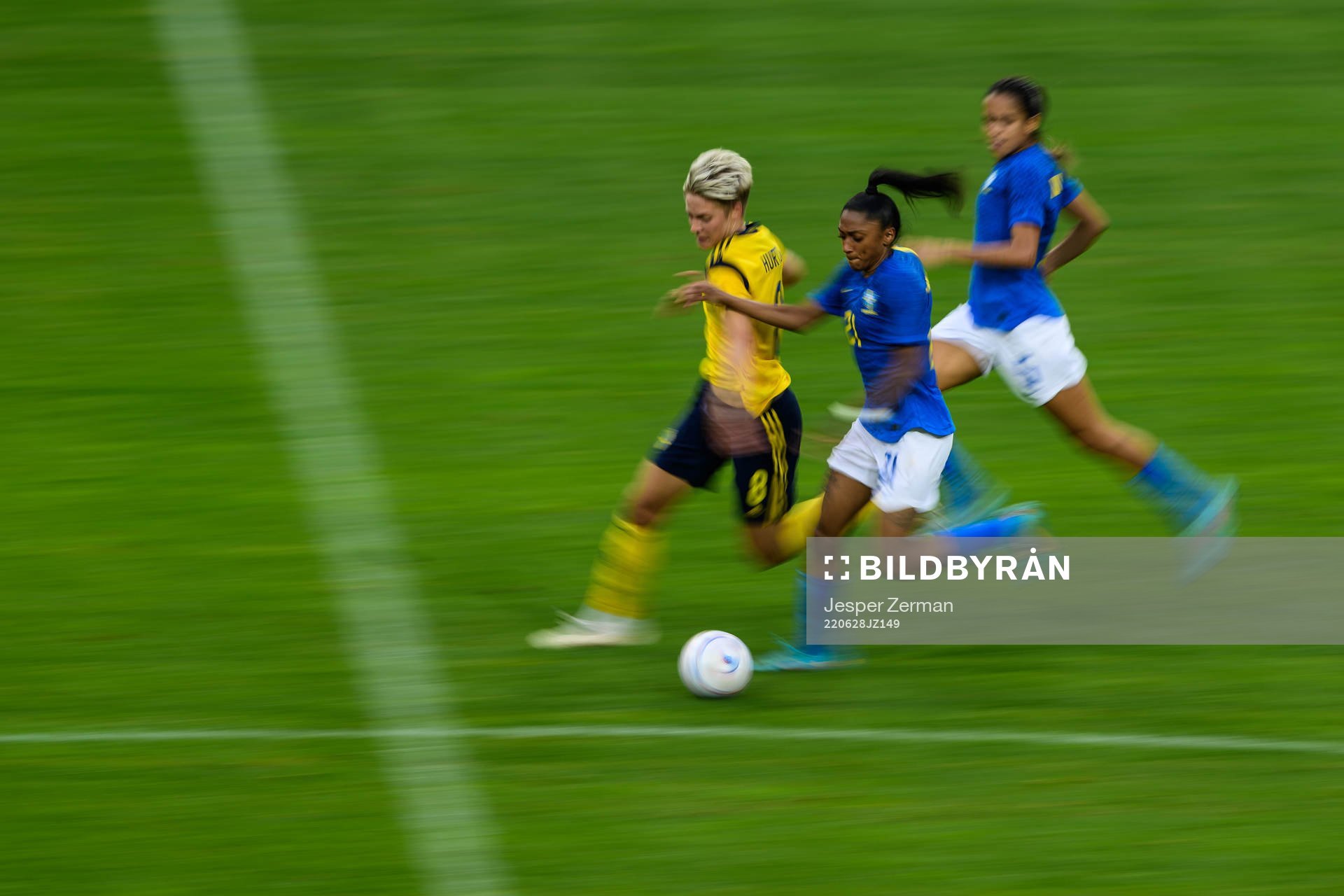 Lina Hurtig of Sweden and Kerolin of Brazil