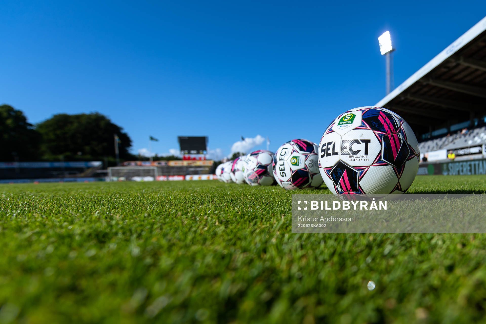 Fotbollar före fotbollsmatchen i Superettan mellan