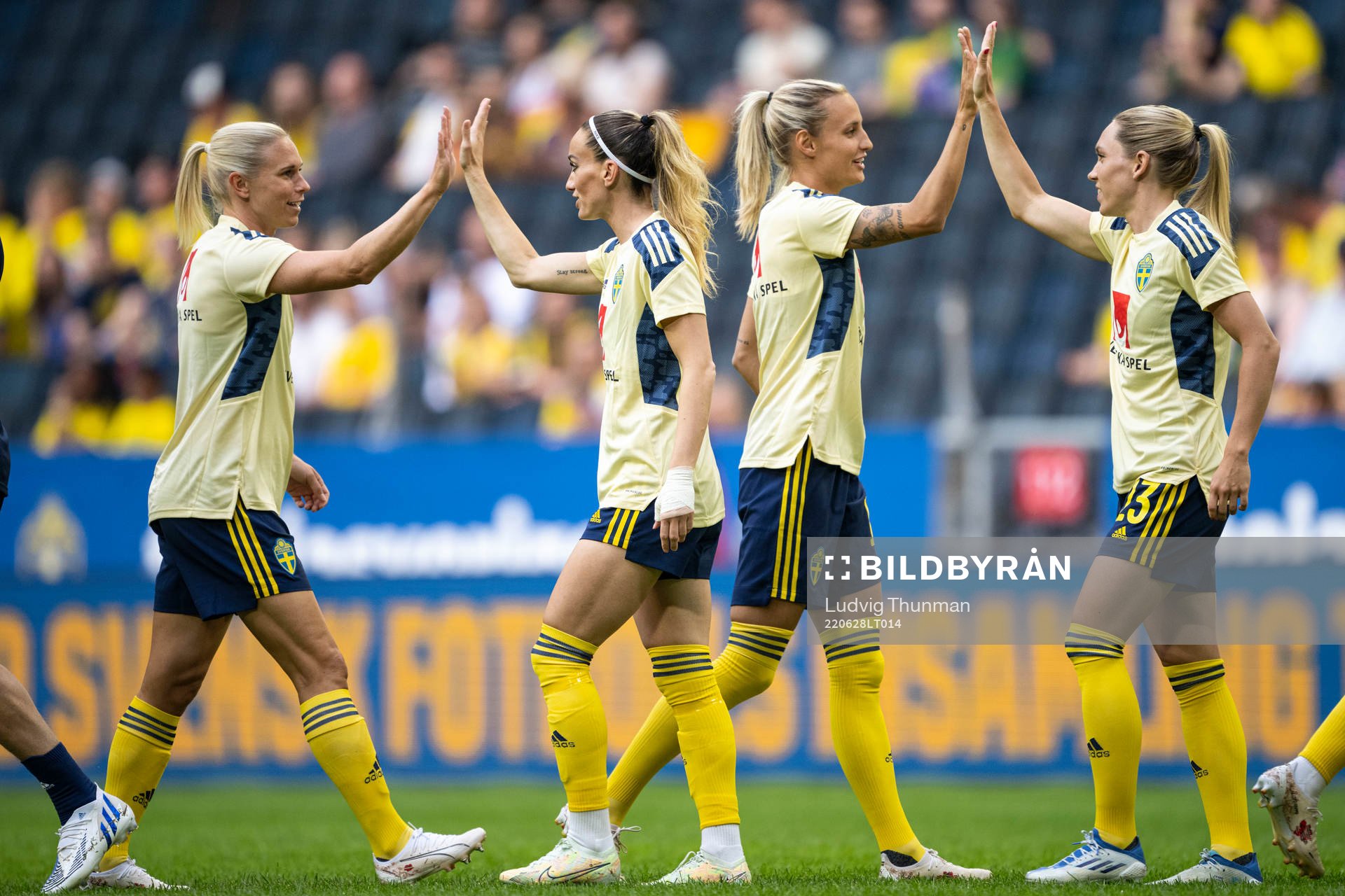 Jonna Andersson, Kosovare Asllani, Nathalie Björn and Elin