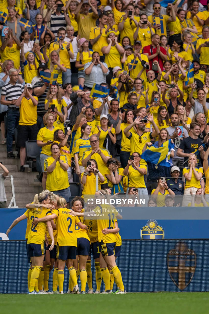 Johanna Rytting Kaneryd of Sweden celebrate with teammates