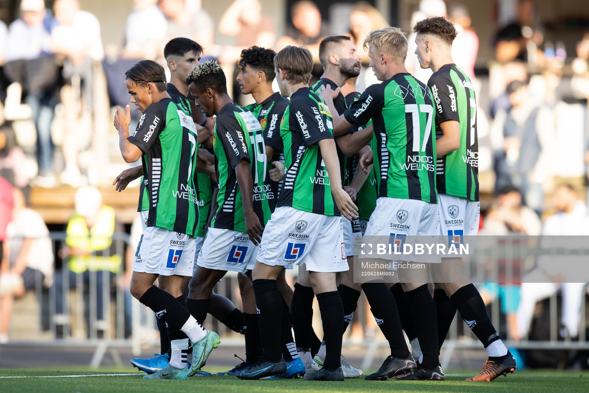 GAIS Rickard Emeka Friday jublar med lagkamrater efter 0-1 under fotbollsmatchen i Svenska Cupen mellan Lindome och GAIS den 28 juni 2022 i Mölndal.