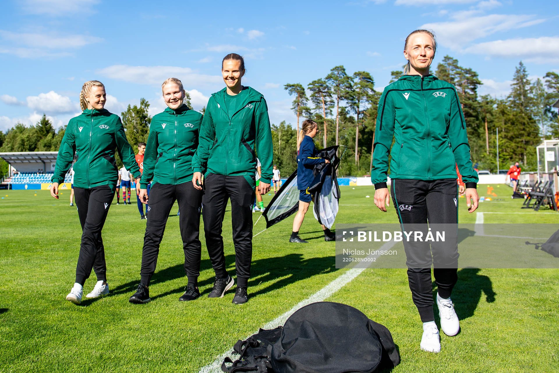 assistant referee Laura Koskinen, assistant referee Alisa