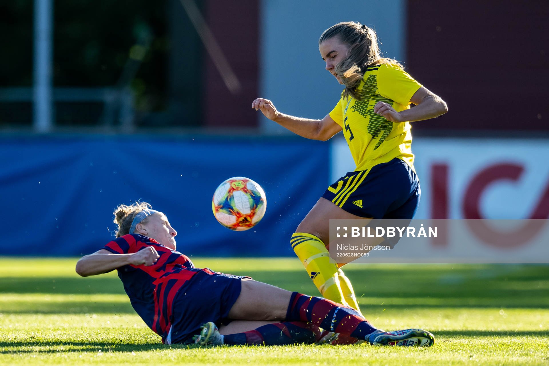 Ava Cook of USA and Ebba Hed of Sweden