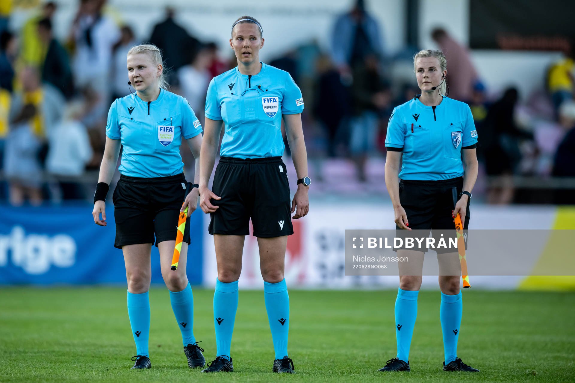 assistant referee Alisa Levälampi, referee Minka Vekkeli