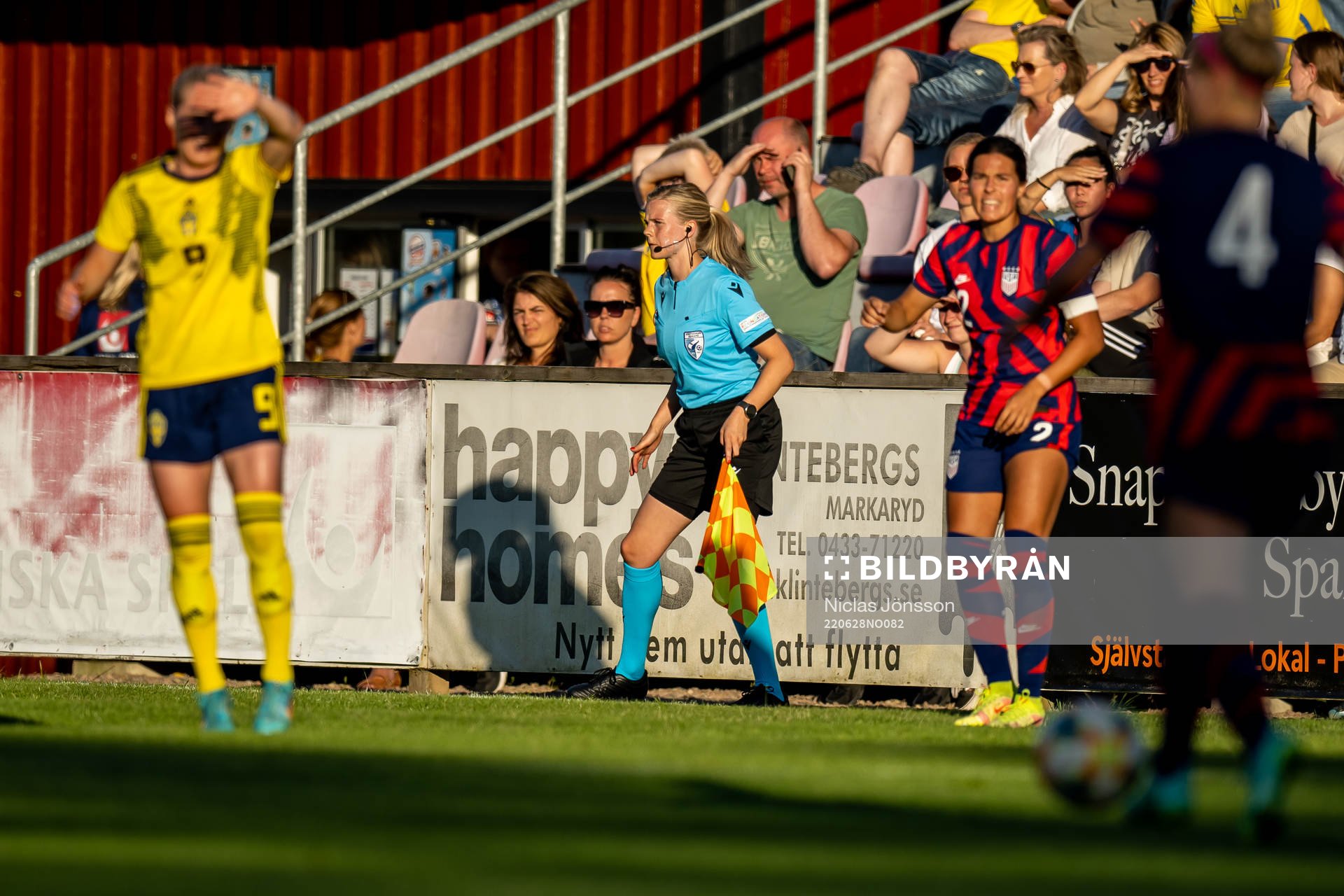 assistant referee Laura Koskinen
