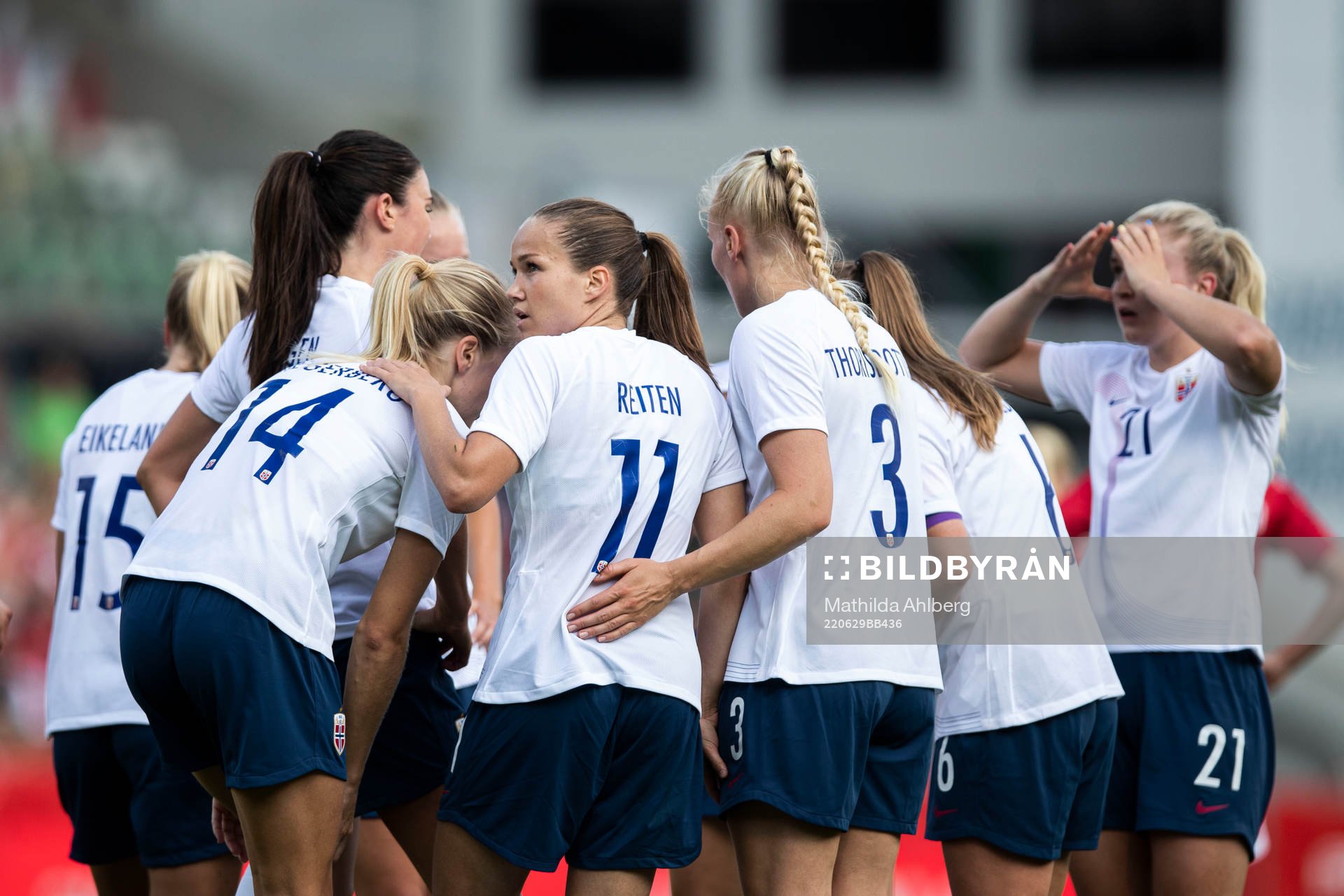 Guro Reiten of Norway celebrate the 1-1 goal with teammates