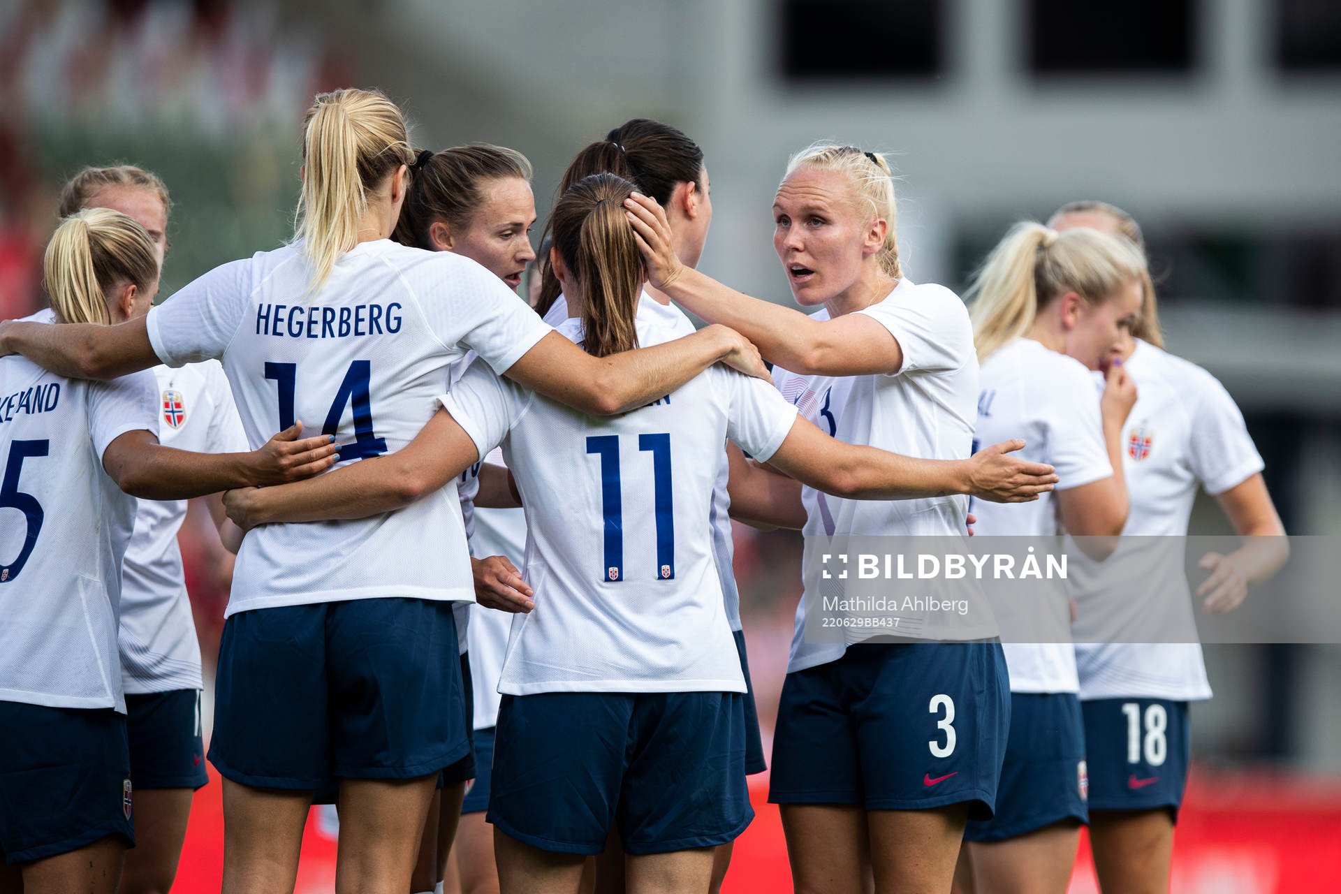 Guro Reiten of Norway celebrate the 1-1 goal with teammates