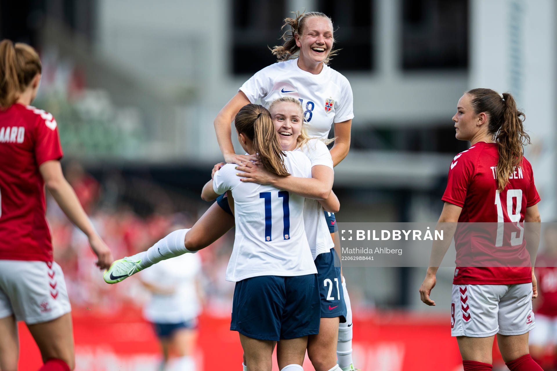 Guro Reiten of Norway celebrate the 1-1 goal with teammates