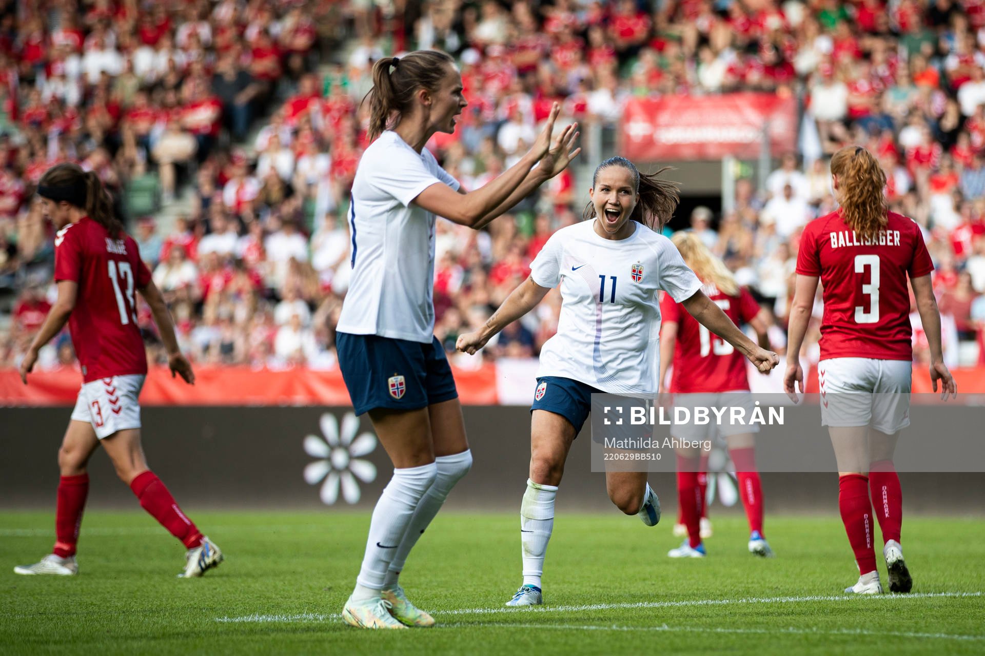 Guro Reiten of Norway celebrate